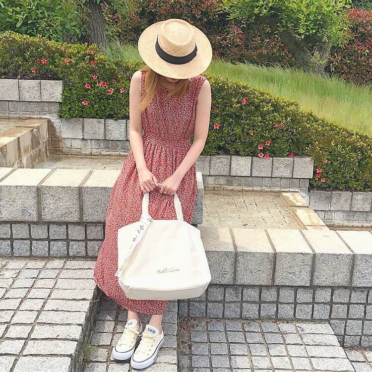 Maiさんのインスタグラム写真 - (MaiInstagram)「・ この @fifth_storeのリーフ柄ロングワンピース可愛い♡！ ・ サラッと1枚で着れるしこのレッドカラーも可愛いすぎる💕 ・ 今このワンピース40%OFFになってました🌷 ・ そして @editsheen_storeのロゴキャンバストートバッグもどんなコーデにも合うし、中もたっぷり入る万能バッグ🌿 ・ このバッグも今タイムセールやってました✨ ・ #fifth #fifthtl #フィフス #EditSheen #エディットシーン #バッグ #BAG #リーフ柄ロングワンピース #ロゴキャンバストートバッグ #ワンピースコーデ #fashion #ootd #coordinate #code #style #春コーデ ・ ブログにも詳しく書いてます💫」5月10日 17時24分 - maimaimai1016