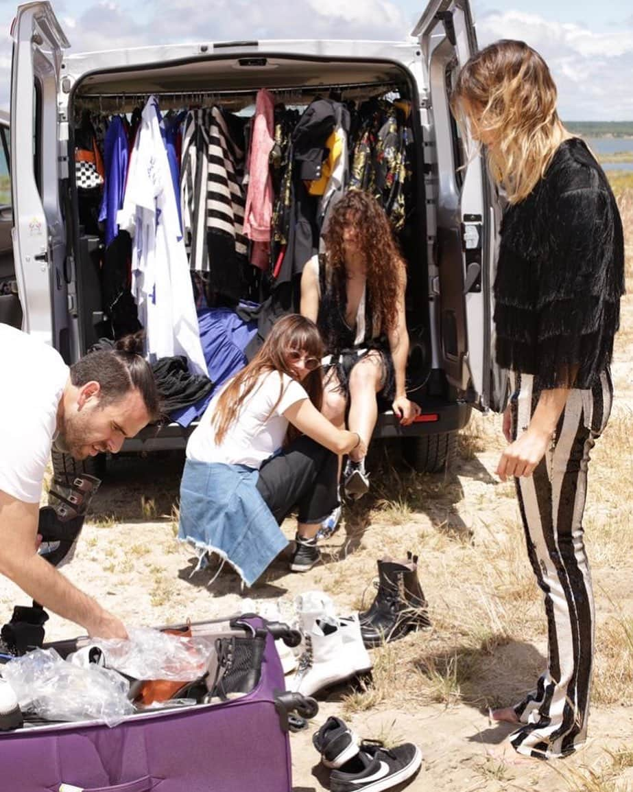 Marques Almeidaさんのインスタグラム写真 - (Marques AlmeidaInstagram)「Mid-Season sale continues! Link in our bio to shop 30% off for a limited time only 😌 #throwback to behind-the-scenes at our Resort 19 shoot in Portugal with the Porto M’A girls @marianakapag @sophieml @susii.joia 💛」5月10日 17時25分 - marques_almeida