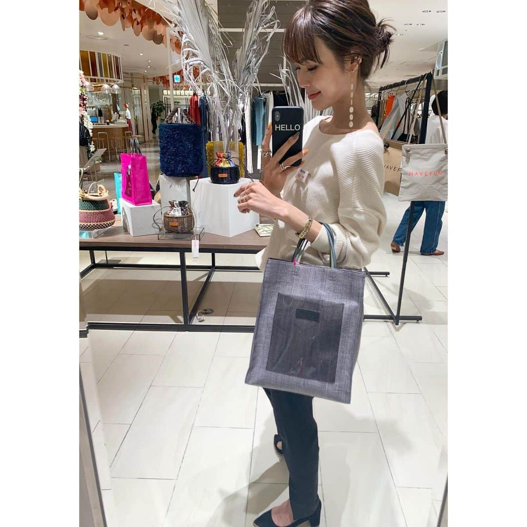 小林有里さんのインスタグラム写真 - (小林有里Instagram)「♡ 新宿伊勢丹♡ 接客ってやっぱり楽しい！！ お立ち寄り頂いた皆さま、 ありがとうございました❤️ . わたし、 純粋な @havefun.vtg ファンなので。 今日は2つ、お迎えしました❤️ (何しに行ったんだ🤔？) . . 14日まで、 新宿伊勢丹2階 アーバンクローゼットでやってますよ♡ @lilys_brand も展開中♡ . . お次は15日からの銀座三越❤️ さ、準備、頑張ろう。 . . #havefunvtg#lilys_brand」5月10日 17時33分 - lilyshandmade