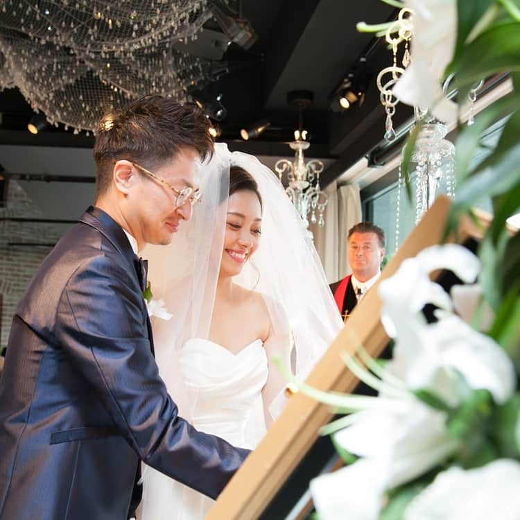 ホテルモントレウェディング【公式】 のインスタグラム：「♥ ￣￣￣￣￣￣￣￣￣￣ @montereyweddingをフォローして 『 #モントレ花嫁 』『 #ホテルモントレ』の タグをつけて投稿してくださいね＊*. . ホテルモントレオリジナル演出 『ウェディングプラーク』セレモニー♡ . ◆ホテルモントレ公式HPはこちら* https://www.monterey-wedding.jp . #モントレ #モントレ花婿  #dressy花嫁 #プレ花嫁 #marry花嫁 #卒花 #marryxoxo #wedding #weddingceremony #weddingreception #weddingparty #weddingdress #dress #flower #weddingbouquets #プラコレ #結婚式場 #ウエディングニュース  #日本中のプレ花嫁さんと繋がりたい #結婚式 #パーティー #披露宴 #ホテルウェディング #weddingphoto #weddingphotography #weddingsnap #weddingmemories」