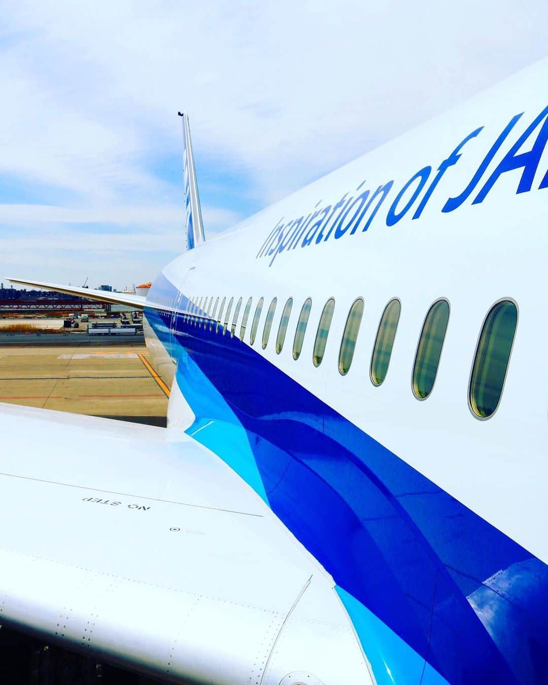 ANAのインスタグラム：「最高の旅の思い出を🛫  #ソラマニ_ヒコーキ #b787 #かっこいい #旅の思い出 #旅の計画 #国内旅行 #海外旅行 #最高の旅 #✈️ #空旅 #5月 #空港 #memories #trip #travel #sky #may #airplane #anaairplane #airport  ANAの飛行機は「#ソラマニ_ヒコーキ 」をつけて投稿してね💙インスタやANAの各メディアでご紹介していきます⭐️」