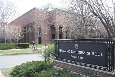 資生堂 Shiseido Group Shiseido Group Official Instagramさんのインスタグラム写真 - (資生堂 Shiseido Group Shiseido Group Official InstagramInstagram)「Last month, in a case study of Shiseido at #HarvardBusinessSchool, students engaged in lively discussion around the topic, “Would you invest 120 billion yen (approx. $1.1 billion US) in Shiseido, and if so, which brands?” Students also expressed interest in the company’s transformation since President Uotani’s appointment and its long-term strategy going forward.  Shiseido’s Vision and Strategy: https://www.shiseidogroup.com/ir/strategy/mgt.html#content-3  @harvardhbs #harvard #shiseido #ハーバードビジネススクール #資生堂 #资生堂」5月10日 17時39分 - shiseido_corp