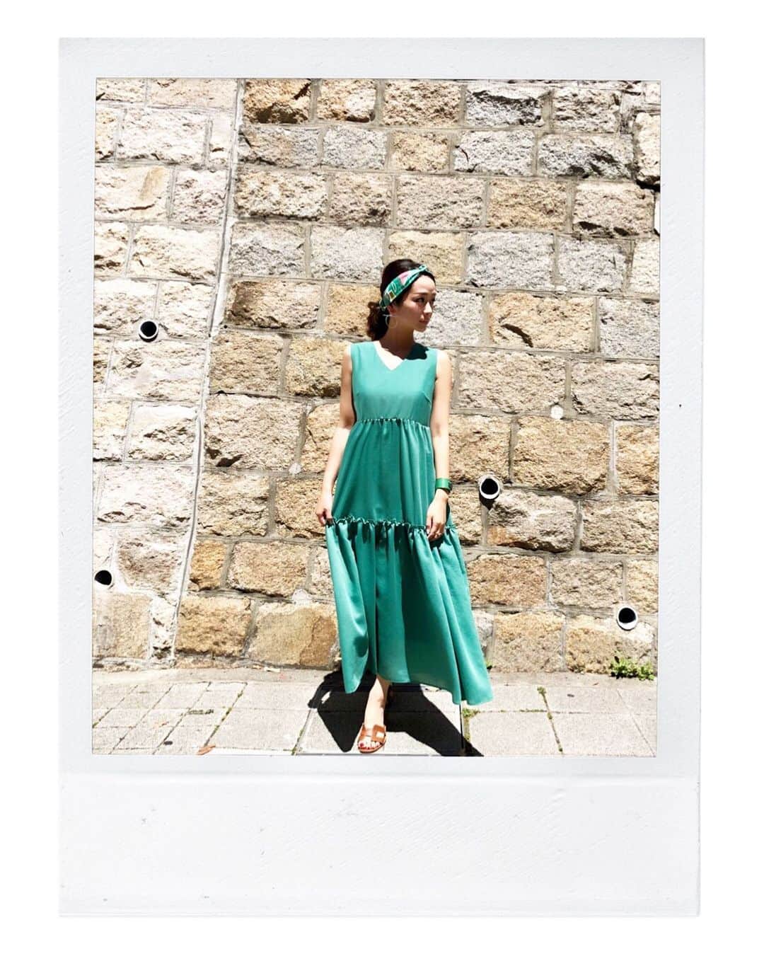 のインスタグラム：「ＧＲＥＥＮ🌿🌴🍀🌵🦚💚 ティアードマキシドレス バックスタイルにリボンアクセント♡ ゆったりシルエットのドレスですが、 デコルテをVカットにすることで 全体的にすっきり&小顔効果がup♡ . . (5/15 伊勢丹popup先行発売🌴) jewelry&sandal&scarf:#hermes #akiki#ss19#madeinjapan#green #akiki_isetan」