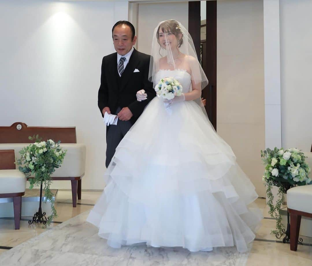 【公式】小さな結婚式さんのインスタグラム写真 - (【公式】小さな結婚式Instagram)「@petit.wedding をフォローしてね♩ #小さな結婚式 をつけてのお写真投稿も大歓迎です♡ こちらの公式IGでリグラムさせていただきます＊ . ✬神戸チャペルでの実際の挙式をcheck＊* . 家族がより家族になる日。それが結婚式。 花嫁さまのこれまでの人生を思いながら 一歩一歩愛する彼の元へ..。 あたたかな陽光がチャペルに降り注ぎ 愛に満ちたセレモニーを叶えます＊* . ——————— #小さな結婚式  #petitwedding #前撮り #結婚式  #プレ花嫁 #卒花 #アットホーム #少人数 #家族婚 #少人数結婚式 #ウェディング #ウェディングドレス #wedding #bridal #weddingdress #花嫁 #結婚式準備 #式場探し #日本中のプレ花嫁さまと繋がりたい #結婚式の思い出に浸る会 #結婚準備 #ベールダウン #バージンロード ———————」5月10日 17時31分 - petit.wedding