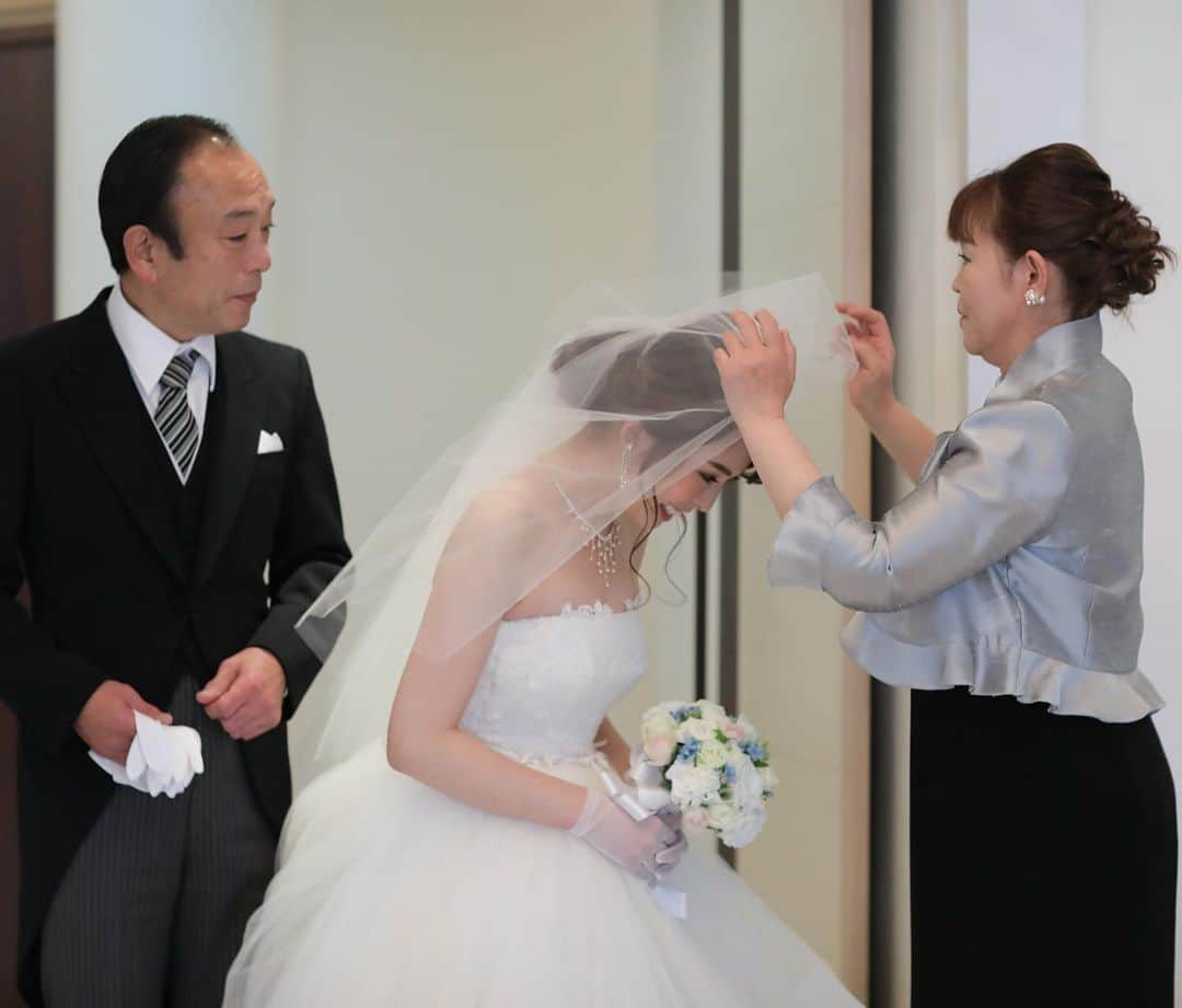 【公式】小さな結婚式さんのインスタグラム写真 - (【公式】小さな結婚式Instagram)「@petit.wedding をフォローしてね♩ #小さな結婚式 をつけてのお写真投稿も大歓迎です♡ こちらの公式IGでリグラムさせていただきます＊ . ✬神戸チャペルでの実際の挙式をcheck＊* . 家族がより家族になる日。それが結婚式。 花嫁さまのこれまでの人生を思いながら 一歩一歩愛する彼の元へ..。 あたたかな陽光がチャペルに降り注ぎ 愛に満ちたセレモニーを叶えます＊* . ——————— #小さな結婚式  #petitwedding #前撮り #結婚式  #プレ花嫁 #卒花 #アットホーム #少人数 #家族婚 #少人数結婚式 #ウェディング #ウェディングドレス #wedding #bridal #weddingdress #花嫁 #結婚式準備 #式場探し #日本中のプレ花嫁さまと繋がりたい #結婚式の思い出に浸る会 #結婚準備 #ベールダウン #バージンロード ———————」5月10日 17時31分 - petit.wedding