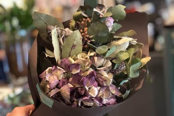 レッツエンジョイ東京さんのインスタグラム写真 - (レッツエンジョイ東京Instagram)「.﻿ ✩★------------------﻿ フラワーブーケのオーダーも可能﻿ お花に囲まれてモーニングを味わえる中目黒カフェ♡﻿ ------------------✩★﻿ ﻿ 生花、ドライフラワーともに1本から購入することができる「シュードゥリュバン」🥖﻿ ﻿ テーブルの横に、アレンジメント用のドライフラワーもあるので朝食が運ばれてくる間も、こうしたお花を眺めながら癒しのひと時を過ごせます😍🌷﻿ 予算1,000円で出来上がったブーケがこちら💐﻿ ﻿ ブーケは母の日のプレセントにもいかがでしょうか？✨﻿ ﻿ 💐：シュードゥリュバン﻿ 📍：中目黒﻿ 詳細はアカウントトップから﻿ 👉@lets_enjoytokyo﻿ ﻿ #レッツエンジョイ東京 #ぐるなび﻿ #おでかけ #トキメキ女子﻿ #シュードゥリュバン﻿ #お花屋さんカフェ﻿ #花屋 #お花屋さん﻿ #フラワーショップ﻿ #フラワーアレンジメント﻿ #花のある暮らし #花のある生活﻿ #お花好き #ドライフラワー﻿ #フラワーブーケ﻿ #母の日 #母の日プレゼント #母の日ギフト﻿ #モーニング #モーニングプレート﻿ #東京カフェ #カフェ活 ﻿ #カフェ巡り好きな人と繋がりたい﻿ #おでかけスポット #休日の過ごし方﻿ #中目黒カフェ ﻿ #中目黒」5月10日 17時31分 - lets_enjoytokyo