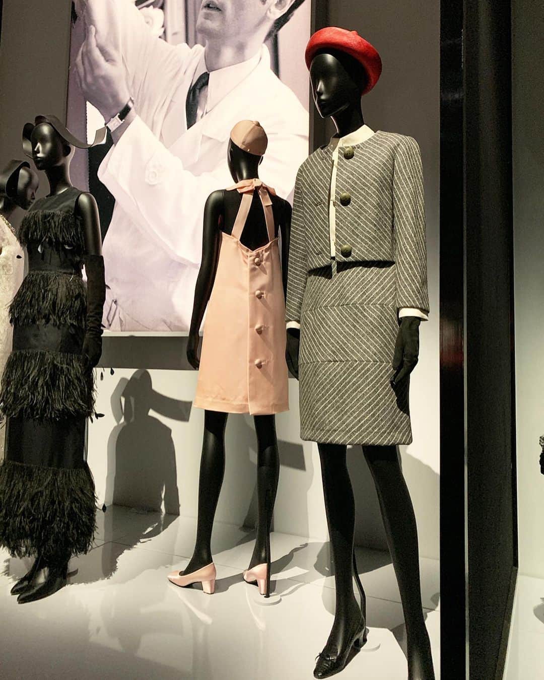 石井亜美さんのインスタグラム写真 - (石井亜美Instagram)「🦢 . LONDON @vamuseum にて 期間限定で行われている @dior の展示へ。 オートクチュールのドレスが並ぶ景色は圧巻！！ . 照明や空間作りの細部まで美が宿っていて、 見終えた頃には心が満たされて幸せいっぱいでした🥺 やっぱり美しいものが好きだなぁ...👗🦋🌛💎 #あみしぃtrip . . #Dior #christiandior #diordesignerofdreams #vanda #victoriaandalbert #fashion #dress #diordress」5月10日 17時31分 - ami_ishii_
