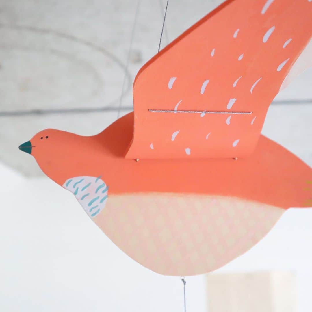 リンネルさんのインスタグラム写真 - (リンネルInstagram)「5/26(日)に開催されるリンネル『心地よい暮らしフェスタ』で ゆらゆら鳥のモビールワークショップ を行います！（講師：木工作家irikiさん）  パタパタと羽ばたくカモメのモビールを作って おうちの中にかわいいカモメを飛ばしてみませんか？  カモメ型にカットされた木型に、アクリル絵の具で自由に色を塗って世界にひとつだけのオリジナルモビールを作るワークショップです。  カモメ型に加え、引き手に使う小さなパンや植物、キッチンツールなどの 北欧らしいモチーフは、どれもリンネル「心地よい暮らしフェスタ2019」限定！  大人はもちろん、保護者の方同伴で小さなお子様も参加できる楽しい内容です。  開催日時：‪5月26日（日) 第一回 12:30～14:00 / 第二回 15:00～16:30‬（所要時間：約90分）  場所：二子玉川ライズ　iTSCOM STUDIO&HALL ‪東京都世田谷区玉川2丁目21-1‬  参加費：2500円（税込）  参加方法：事前予約制 (応募者多数の場合は抽選とさせていただきます) 各回定員：12名 応募締切：2019年5月19日（日）23：59  注意事項： ・保護者の方同伴であれば2～3歳のお子さまから一緒に参加可能です。 ・エプロン持参または、汚れてもよい服装でお越しください。  応募はこちらから！ https://ssl.tkj.jp/f/kurafes2019w3/  #リンネル #心地よい暮らしフェスタ2019 #iriki さん #モビール #モビール手作り」5月10日 17時32分 - liniere_tkj