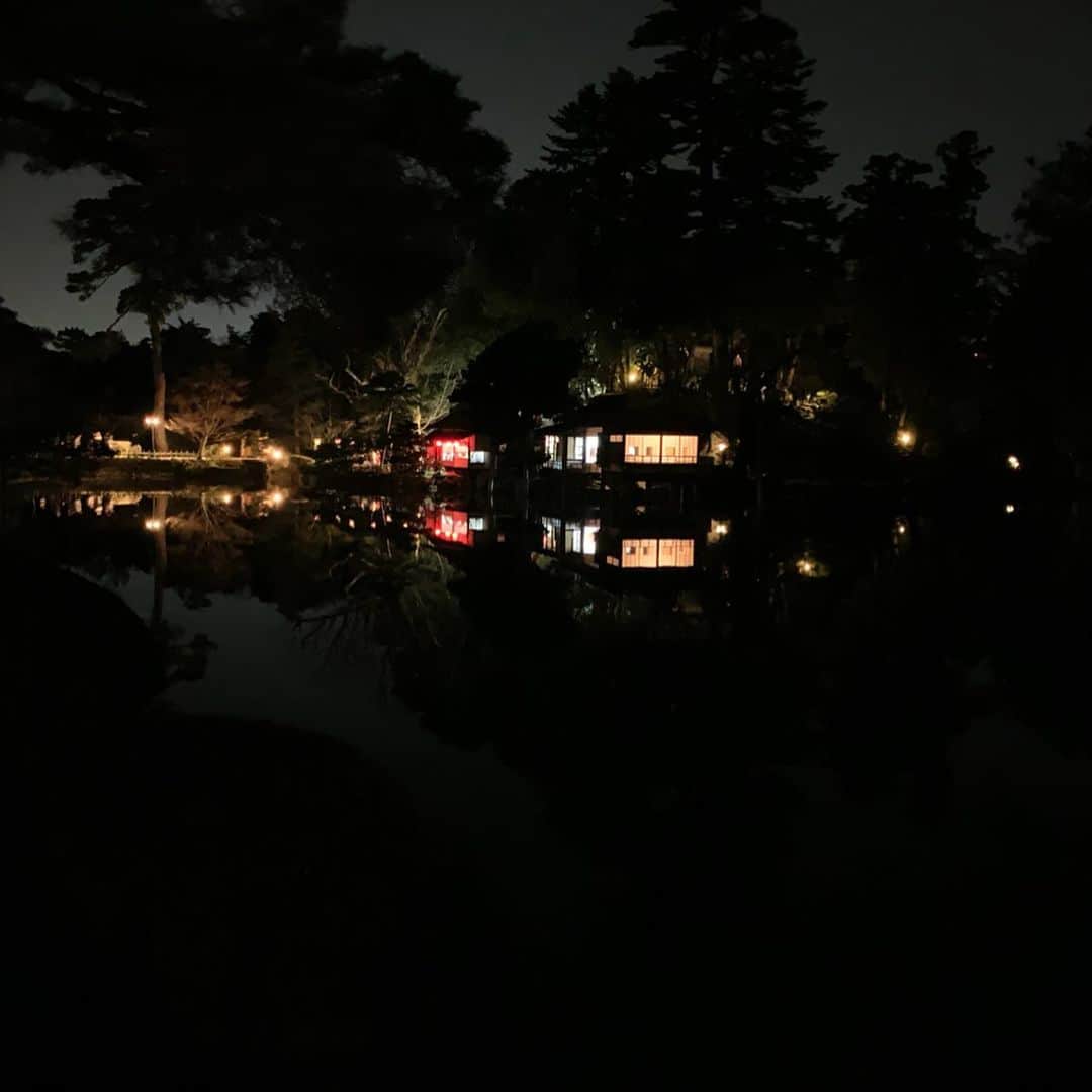 星野真里さんのインスタグラム写真 - (星野真里Instagram)「春の夜の水面に映るその世にも 同じ悩みを持つ人いますか？ #今更ながらの夜桜 #兼六園 #ライトアップの素晴らしさを体験しました #まるでパラレルワールド」5月10日 17時34分 - mari_hoshino.7.27