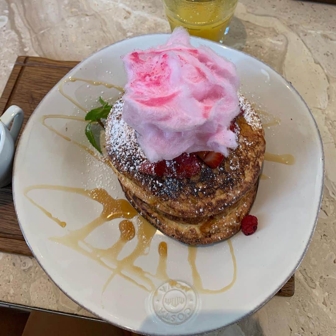 ジョーダン・ロクランさんのインスタグラム写真 - (ジョーダン・ロクランInstagram)「Pancakes for breakfast. With a side of candy floss.  #breakfast#pancakes#myinnerchildisveryhappy」5月10日 17時36分 - thisisjordanloughran
