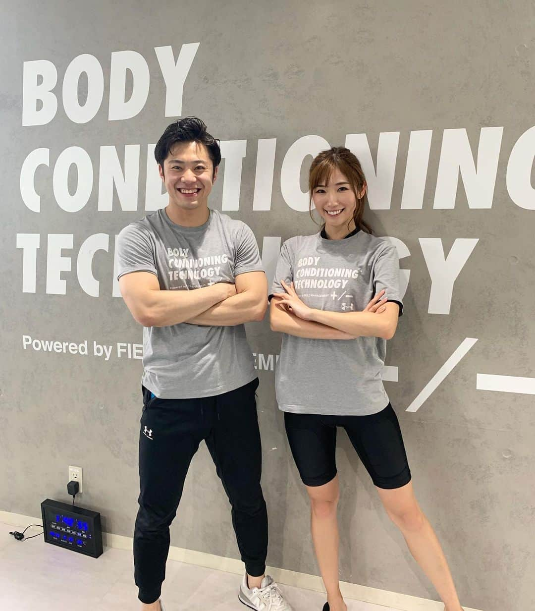 美波千夏さんのインスタグラム写真 - (美波千夏Instagram)「🔥 🔥 🔥 今日は表参道にある @bodyconditioningtechnology へトレーニングしに行ってきました🏋️‍♀️🏋️‍♂️💓やーやっぱ私カラダ動かすの好きだなー💓 EMSスーツを使ってのトレーニングは初めて！中に着てる黒いやつです！全身に電気を流しながら運動するので負荷がかかってとにかく辛い！💦💦 でもその分、20分で4時間分の運動量が得られるんです🥺 しかも持ち物0！スーツもティーシャツも借りられるので！仕事帰りとか隙間時間にトレーニングできるのは嬉しいですよね💓 . 写真は担当していただいた長崎至人トレーナーと🤸‍♀️🤾‍♀️スクワットの時はドSー😂と思ったけど（笑）沢山褒めてくれて、褒められて伸びるタイプの私は辛くても頑張れました🥺ありがとうございました🌟 . ちなみに、自分が思ってる以上に体に負担がかかっていたらしく、ジムを出てすぐに2回足ひねりました👠（笑）階段降りるときはプルプルしてました🤣すごい効果！！ . . . #パーソナルトレーニング #フィットネス #EMSスーツ #トレーニング #training #diet #ダイエット #ヒップアップ #スポーツ女子 #表参道 #表参道ジム #トレーニング動画 #EMSトレーニング #EMS」5月10日 17時46分 - chinatsu_minami