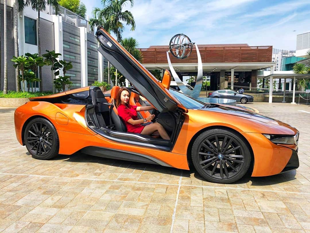 Nicole Chenさんのインスタグラム写真 - (Nicole ChenInstagram)「Wow test driving my friend's car! The i8  BMW first edition series! It was the 8th manufactured. So cool!  He is the first to have it in Singapore! #cars #bmws #travel #singapore #lifestyle #bmw #bmwi8」5月10日 17時47分 - nicolechen.tv