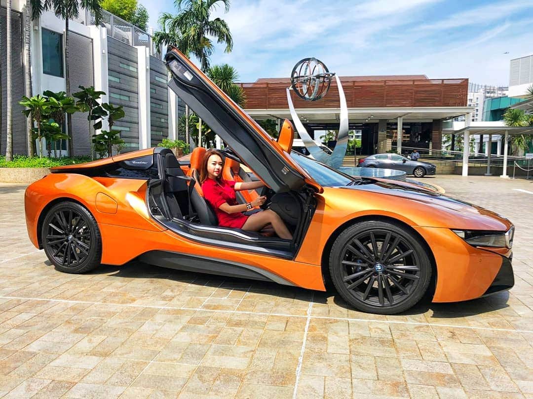 Nicole Chenのインスタグラム：「Wow test driving my friend's car! The i8  BMW first edition series! It was the 8th manufactured. So cool!  He is the first to have it in Singapore! #cars #bmws #travel #singapore #lifestyle #bmw #bmwi8」