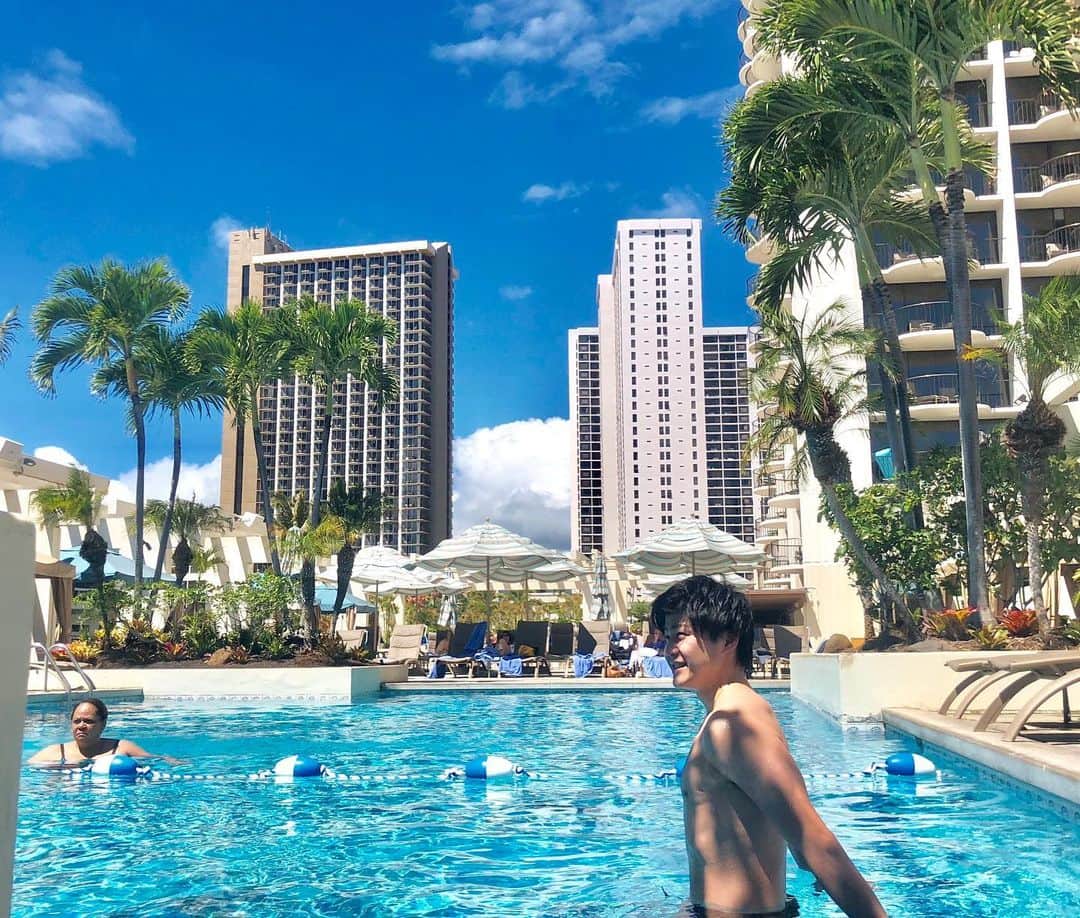 山本湧さんのインスタグラム写真 - (山本湧Instagram)「ハワイ2日目‼︎ 動物園行ってプール入って海行ってディナーショー行ってきました(*'▽'*) あと2日楽しみます♡  #ハワイ #ワイキキ #hawaii  #waikiki」5月10日 17時48分 - yamamoto__yu