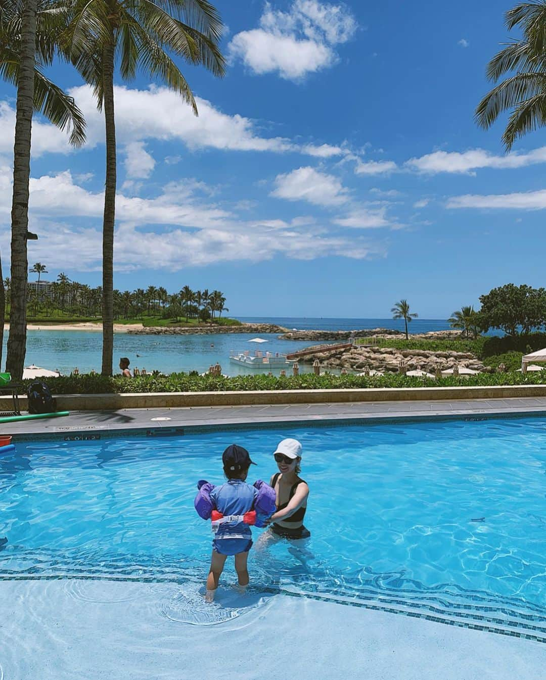 翁安芸さんのインスタグラム写真 - (翁安芸Instagram)「🏖☀️🌴🌴🌴 #momanddaughter #hawaii #ハワイ #pool #lotsoffun #marysia #marysiaswim #någonstans #akiweng」5月10日 17時42分 - akinyc