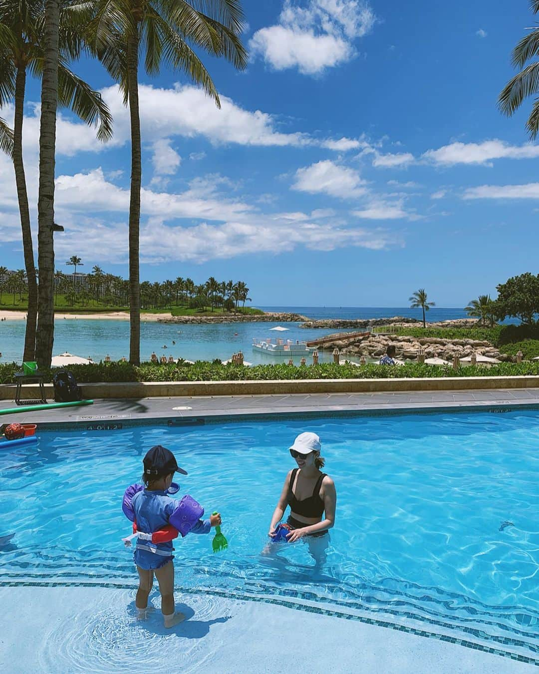 翁安芸さんのインスタグラム写真 - (翁安芸Instagram)「🏖☀️🌴🌴🌴 #momanddaughter #hawaii #ハワイ #pool #lotsoffun #marysia #marysiaswim #någonstans #akiweng」5月10日 17時42分 - akinyc