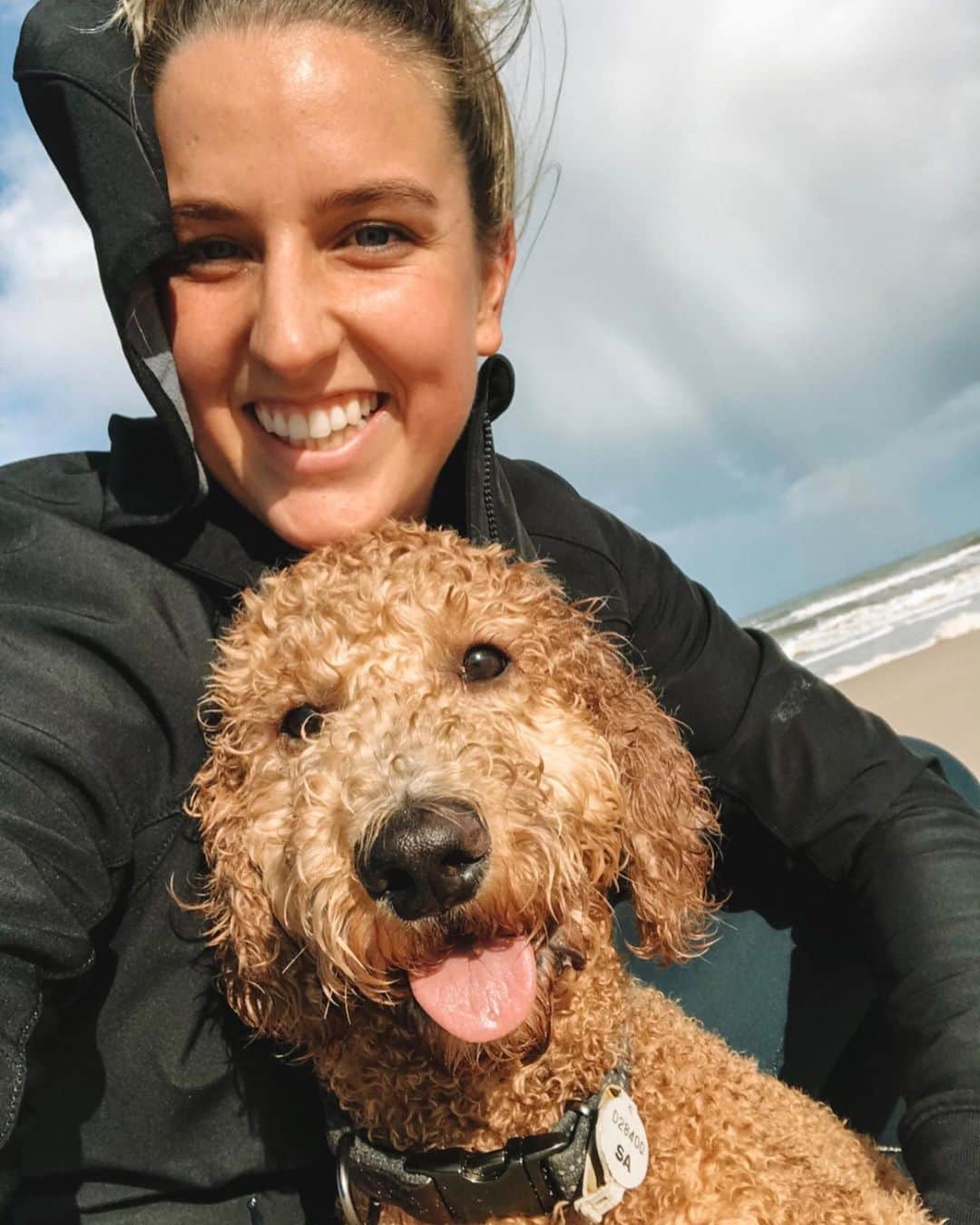 ブリタニー・エルムズリーのインスタグラム：「LIFE UPDATE for those who care 💁🏼‍♀️ Been flat out livin the dream as a stay at home dog mum 😌🙌🏼 Paddy is my actual MOOD everyday #busymomlife #longserviceleave」