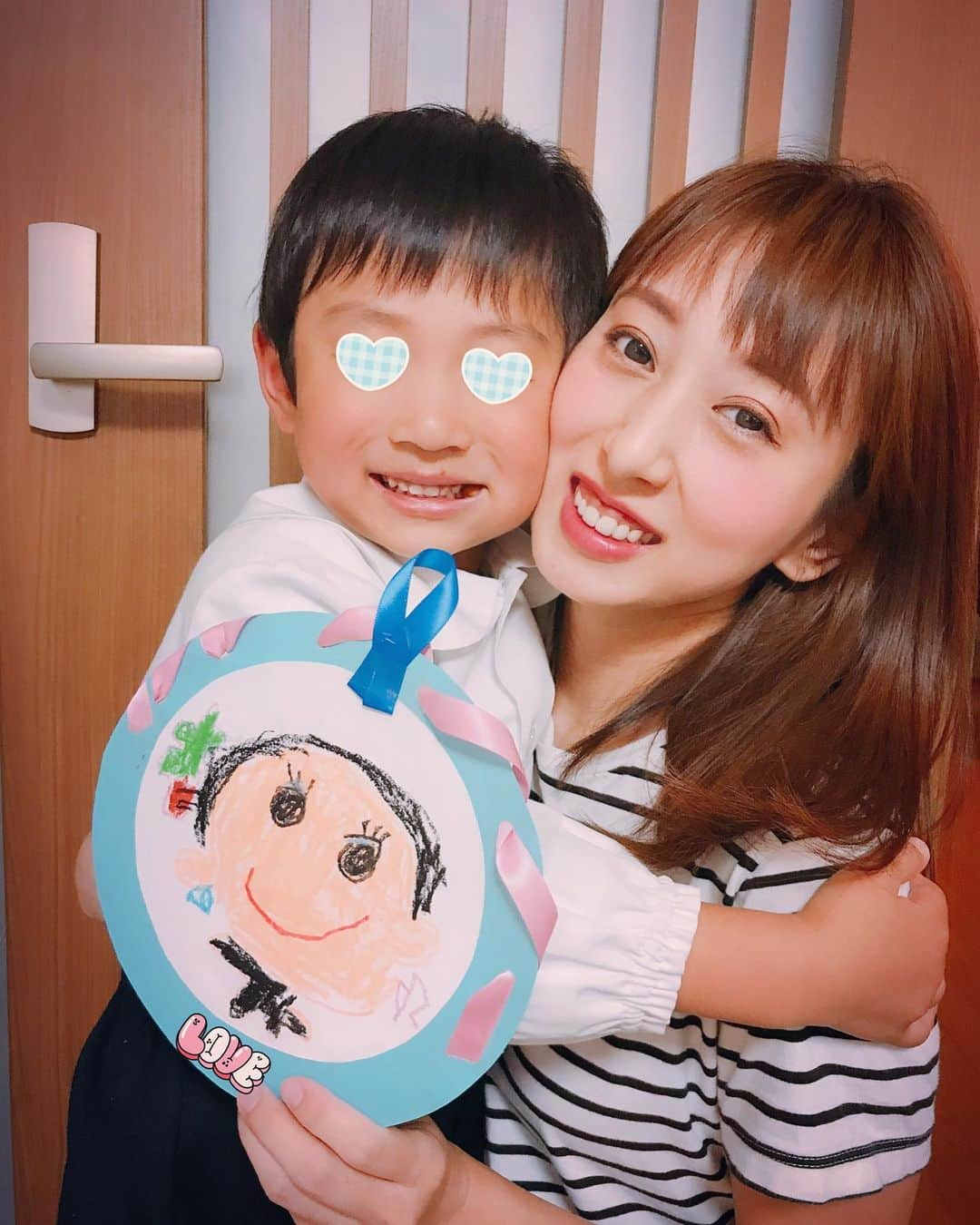 中西麻里衣さんのインスタグラム写真 - (中西麻里衣Instagram)「幼稚園で母の日の集い🌹 次男が似顔絵をプレゼントしてくれました✨全身黒い服なのは…黒ワンピースをよく着ていたからみたいです👏 親が思っているよりずっとずっと色んな事に気がつき見ている息子達。。。 母としてこれからも精進していきます☺️ #母の日#令和元年#プレゼント#宝物どんどん増える#似顔絵#前髪なし#😂#嬉しい#ありがとう#男の子まま#息子らぶ#母も努力するよ#年子ママ」5月10日 17時46分 - 87marii