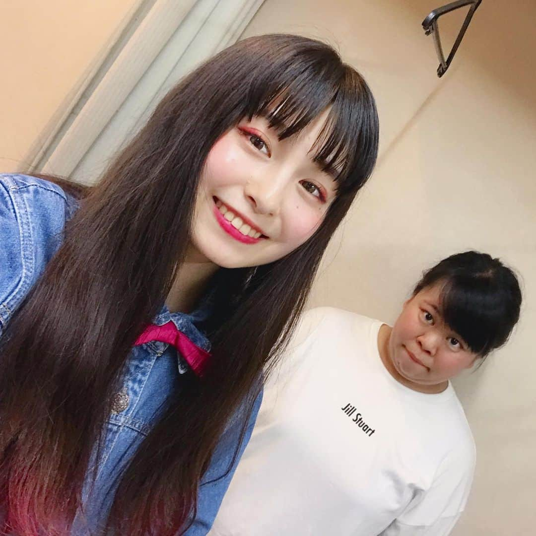 トミタ栞さんのインスタグラム写真 - (トミタ栞Instagram)「#まいあんつ さん #芸人さん #30歳に見えない #身長めちゃ低  この写真撮った後、 自分の写りを見て 「うわぁ〜肉団子みたい！」 と強烈ワードと共に爆笑してました。本当に爆笑してました。 私が笑う隙間ない程に。  見たことない明るい人で、 あそこまで行くと、本人が言うように、オンオフ無く、いつもあのテンションというのが信じれてしまいました。 #まいあんつという生き物 #インスタのアイコンなに #本名かわいっ」5月10日 17時56分 - tomita_shiori