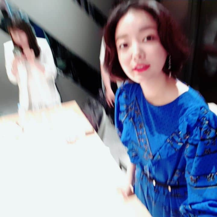 ムン・ジインのインスタグラム：「곧6시30분 네이버 V LIVE 에서 만나요~~♡♡ 언능언능구경오셔요 . #박호산#배유람#연제욱#문지인 #뷰티풀보이스」