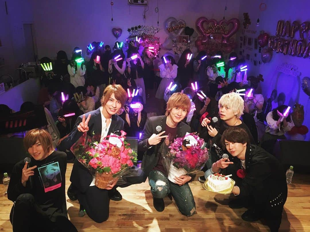 ブレイク☆スルー“５Dさんのインスタグラム写真 - (ブレイク☆スルー“５DInstagram)「5/6 ITO JUMPEI & SHINZAWA TENSHO BIRTHDAY EVENT ワンマンライブとは一味違い一曲一曲全く違った世界観を展開。終盤には五人体制では初披露となる人気曲『とりあえず聴いて下さいorz』も歌唱！ 会場は二人のイメージカラーの紫とピンクで埋め尽くされました。今回お越し下さいました皆様ありがとうございました✨ #BREAKTHROUGH #ブレイクスルー #鯨井俊介 #鐘井佑斗 #吉田涼也 #伊藤純平 #新澤典将 #生誕祭 #birthday #event #原宿」5月10日 17時50分 - break_through1223