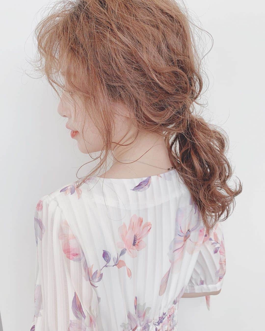 舟山久美子（くみっきー）さんのインスタグラム写真 - (舟山久美子（くみっきー）Instagram)「そういえば髪の毛染めたし 髪の毛切りました☺️✂️ @kanakohorii  @hatanomoe  カラーとカットが整うと、巻き髪が決まります。  加工なしの動画は最後に☺️👌 Belleは心地いいのです いつもありがとうございます💗  #new #hair #ヘアアレンジ #ヘアカラー #」5月10日 17時55分 - kumikofunayama