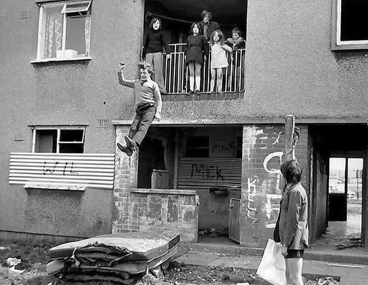 バラクータさんのインスタグラム写真 - (バラクータInstagram)「Afternoon entertainment on a Kirkby estate, 1973 via @britishculturearchive」5月10日 18時05分 - baracuta