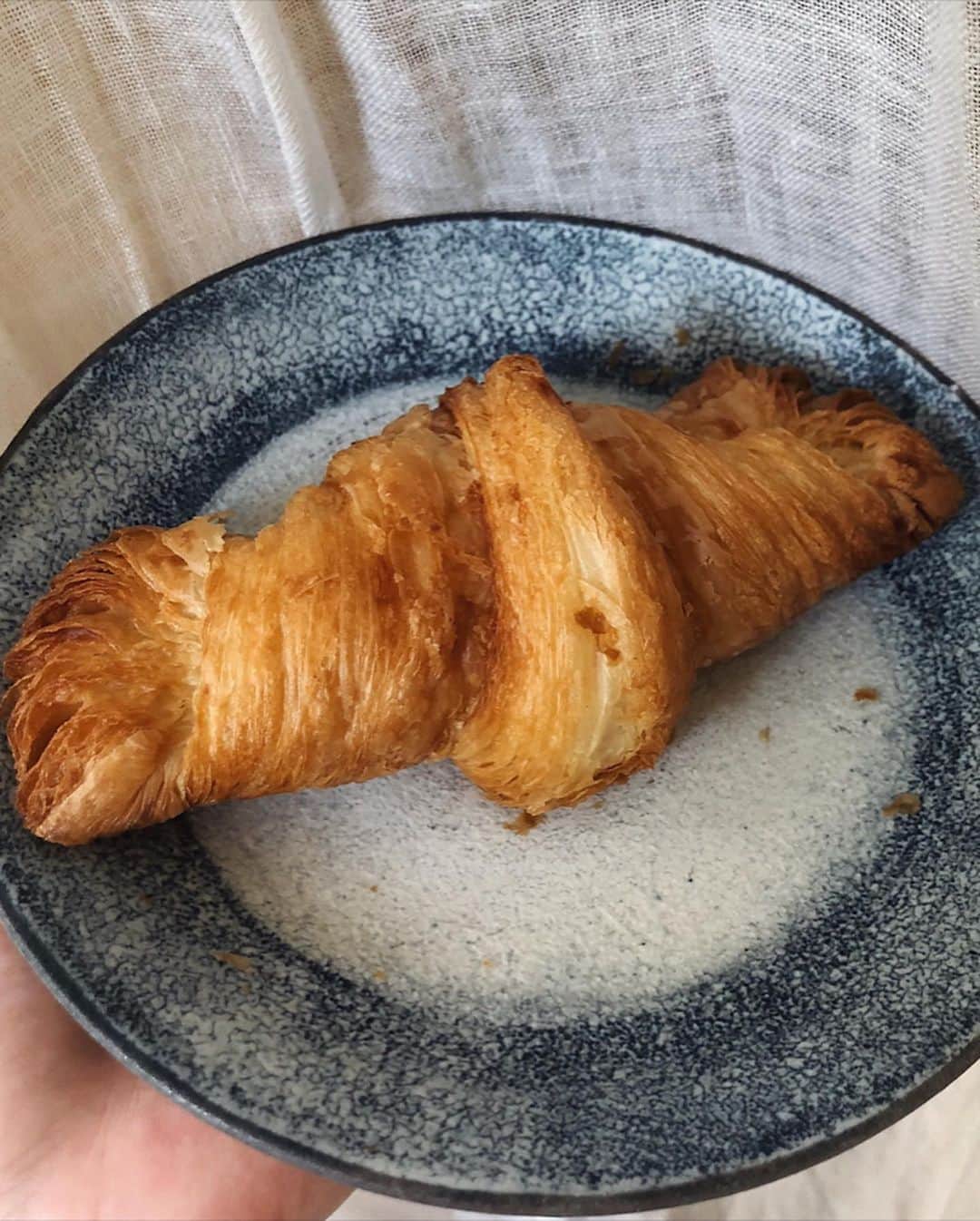 村田倫子さんのインスタグラム写真 - (村田倫子Instagram)「ああぁ〜。 出会ってしまったよ.... 超絶にタイプのクロワッサン🥐 事務所の近くにあって、出で立ちがユニークで気になっていたパン屋さん。 ジュワッサンという肩書き通り、じゅわーんとバターがしみしみなデニッシュ生地にくらくらです。食感はトーストなしでもサックサクなので、どういった仕組みなのか不思議なほど。 他のも気になる、、、。 (フルーツサンドもあった) 二階でイートインもしたいので、 誰かつきそってください🍞？ #食べりんログ #ナンスカパンスカ  #ジュワッサン @harajukunansuca」5月10日 17時58分 - rinco1023