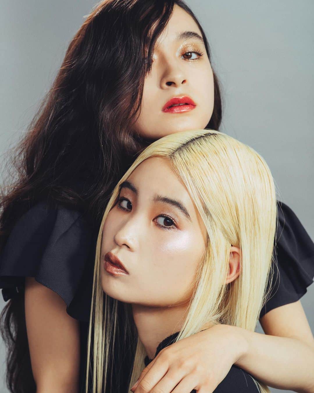 M∙A∙C Cosmetics Japanのインスタグラム：「⠀ キラキラ光り輝くコレクション「M·A·C ゲット ブレーズド」が登場✨ ポイントメイクでグリッターの輝きをプラスして❤️ ⠀ ⠀ #MACGetBlazed #MACゲットブレーズド ⠀ *公式オンラインショップ 5/7発売 *全国 5/10発売 ⠀ ⠀ MAKEUP: RUMIKO IKEDA HARRIS @rumikoikedaharrismakeup MAKEUP: MAYUKO MOGAMI @macpro_tokyo MODEL: RAIKA YUMI @yumi_raika MODEL: YUKO NAGATA @yuko_nagata_ PHOTO: @takaki_iwata HAIR: @gxxxxxo DIRECT: @aiaizm ⠀ ⠀ ⠀ ⠀ ⠀ ⠀ #MACCosmeticsJapan #MACコスメ #MACCosmetics  #MAC #コスメ #メイク  #リップ #リキッドリップ #リップメイク #MACリップ #MACアイメイク #MACアイシャドウ #アイシャドウ #つや #ツヤ肌 #艶肌 #ハイライター #グリッター #キラキラ #ラメ #限定」