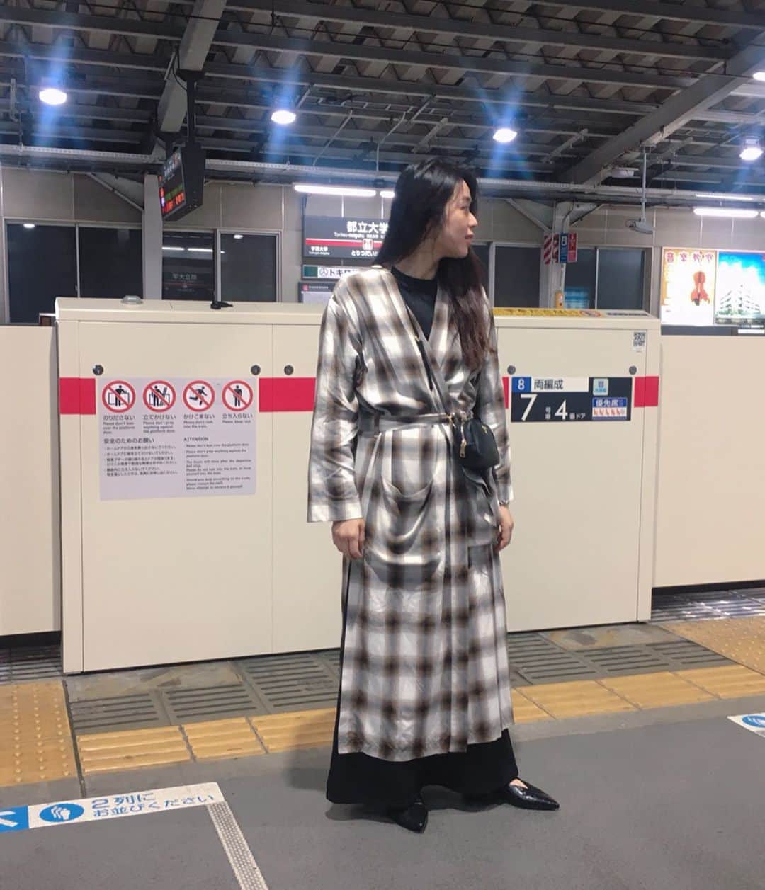 Yu-kiのインスタグラム：「東京で1番着てた @p_h_e_e_n_y のガウン◎ @greed_int_online_shop のリブワンピに重ねると大人っぽく着れる💓さらっと何にでも羽織れるから今の日本の時期にはちょうど良いんだけど、ロンドンではまだ着れそうにない😭寿司帰りの都立大の駅が記念になった😇#tokyo#japan#pheeny」