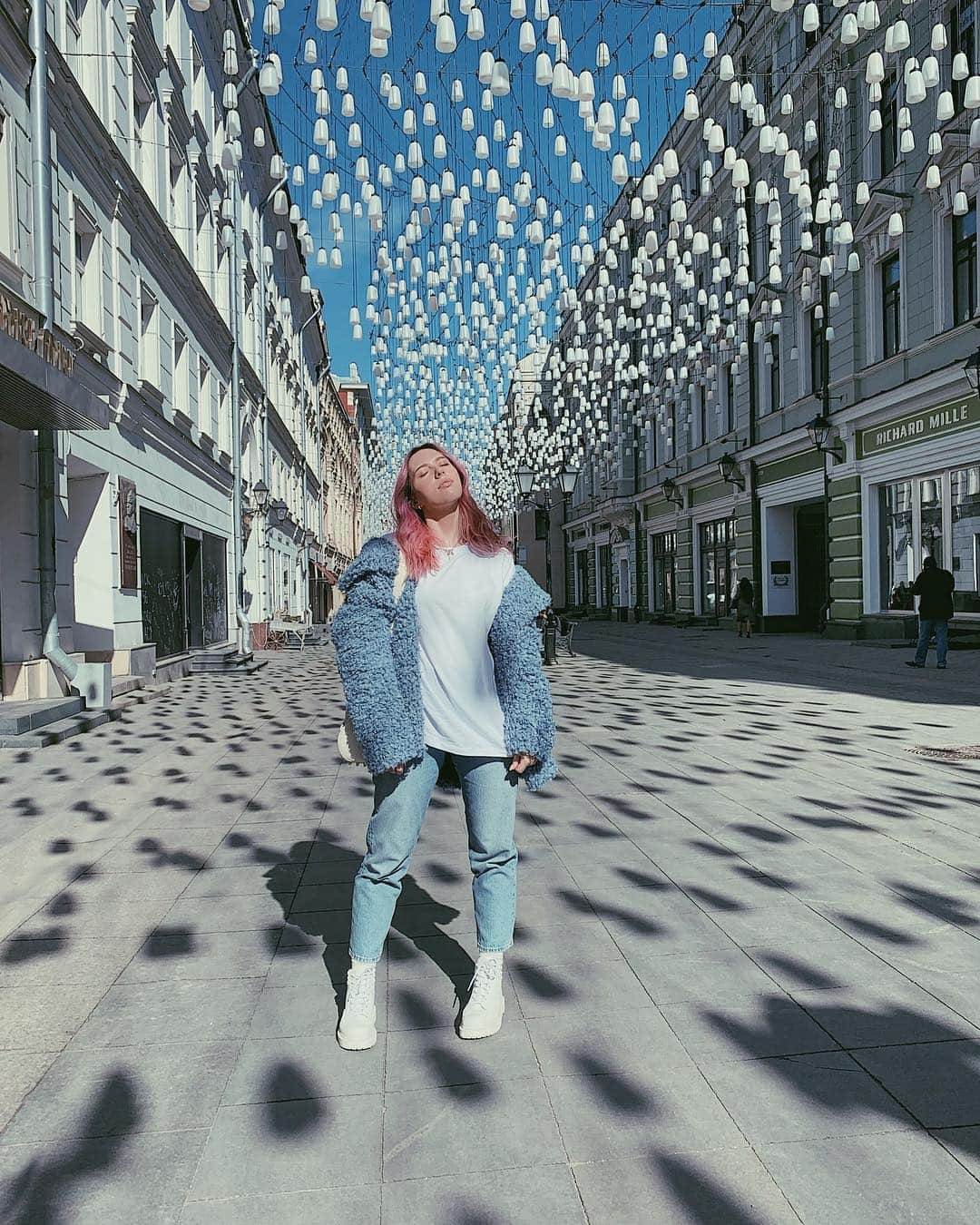 RU.TVさんのインスタグラム写真 - (RU.TVInstagram)「⚡ Самое время последовать примеру Кати Клэп @kateclapp и выйти прогуляться. ⠀ 🌻 Как ты проводишь сегодняшний день — лениво или бодренько? ⠀ #rutv #рутв #катяклэп」5月10日 18時00分 - ru_tv