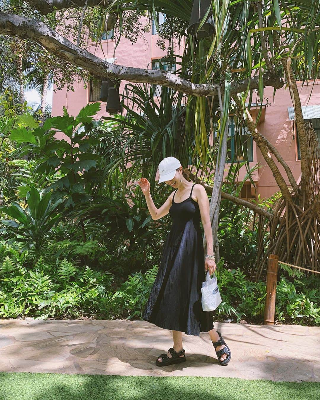 翁安芸さんのインスタグラム写真 - (翁安芸Instagram)「Monochrome in Paradise🔍⚪️➰⚫️🔲🎶 #akiweng #翁安芸 #hawaii #outfit #chanel #någonstans #bordersatbalcony #ハワイ」5月10日 18時01分 - akinyc