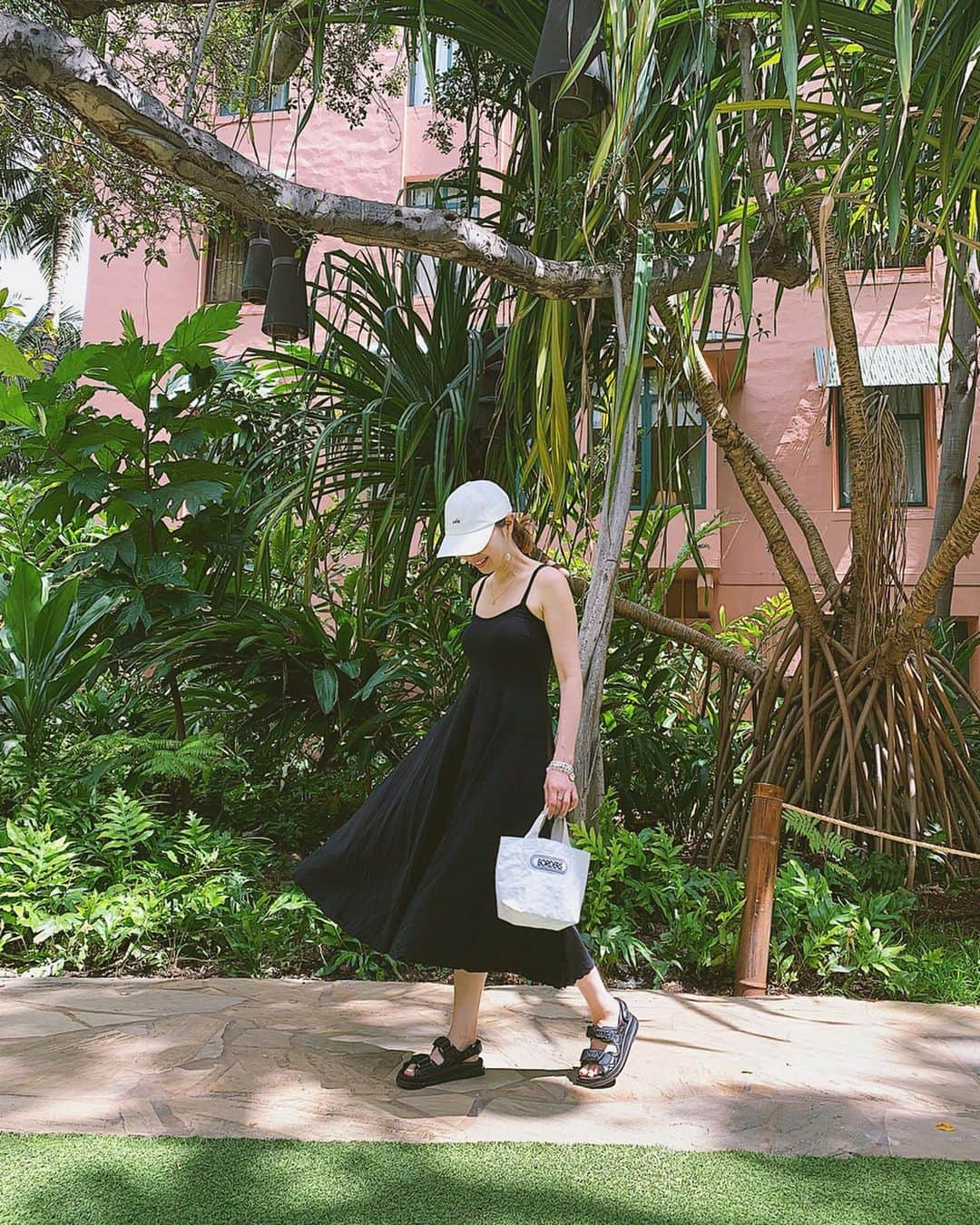 翁安芸さんのインスタグラム写真 - (翁安芸Instagram)「Monochrome in Paradise🔍⚪️➰⚫️🔲🎶 #akiweng #翁安芸 #hawaii #outfit #chanel #någonstans #bordersatbalcony #ハワイ」5月10日 18時01分 - akinyc