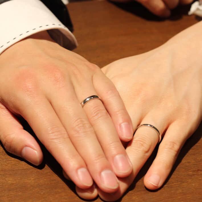 BIZOUX BRIDAL | ビズーブライダルのインスタグラム：「. マリッジリング「ルロン」をオーダーいただきました N様、ご結婚おめでとうございます。 永遠のスタンダードデザインといえるルロンを、 お2人ともプラチナの鏡面加工でお作りいただきました。 おふたりのすらっと綺麗なお指が引き立っていて素敵です♪ . 撮影のご協力ありがとうございました。 . . #bizoux #ビズー #bizouxbridal #ビズーブライダル #結婚指輪 #マリッジリング #marriagering #ルロン #エンゲージリング #婚約指輪 #engagementring #ブライダル #bridal #ダイヤモンド #diamond#プロポーズ #サプライズ #婚約 #結婚 #プレ花嫁 #花嫁 #結婚準備 #花嫁準備 #プレ花嫁さんと繋がりたい」