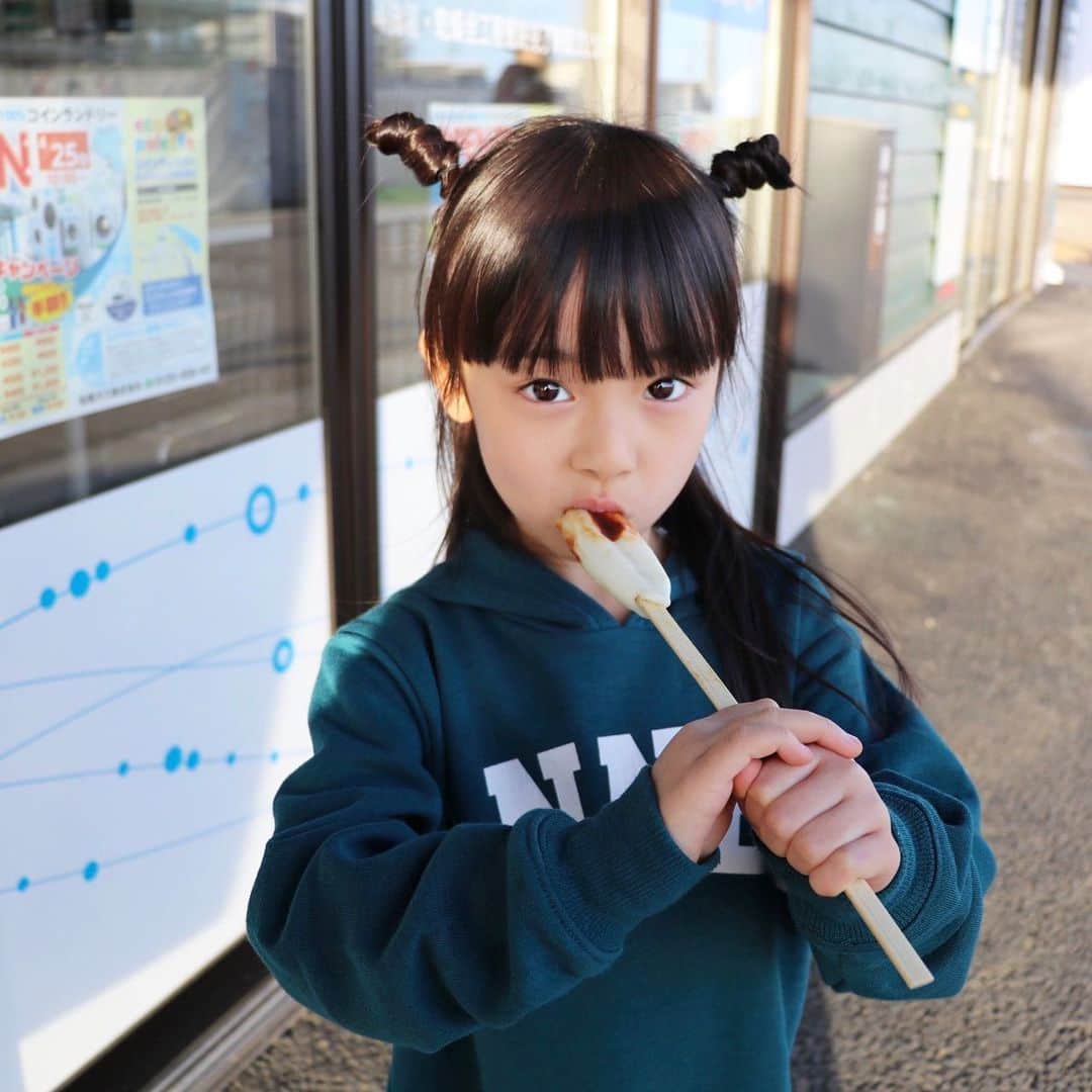 Akiさんのインスタグラム写真 - (AkiInstagram)「5/10 ・ GWの思い出👧🏻遅 ・ 笹かまぼこの手焼き体験をしてきました☺️ 自分で焼いたかまぼこの味ったらもう 格別☺️♡ ・ ・ 天気も良いし 一眼レフも持って行ったし📷 せっかくだからたくさん写真を撮ろうと思ったら この日の娘のお気に入りポーズが デューク更家で← ・ 撮った写真 ほとんどデューク更家😌 ・ ・ そして最近娘が あるドリンクを飲んでみたいと 毎日のように懇願してきてて🥤 ・ 👧🏻「サキちゃんさぁ、カピオカジュース飲んでみたい。」 ・ ・ いや、タピオカな 今まで飲ませてなくてごめんだけど タピオカな ・ モチモチが売りであるタピオカを カピカピ呼ばわりしたことについて 全タピオカに謝って← ・ ・ タピオカミルクティー買ってこよ🚶‍♀️ ・ ・ ・ ・ #かわまちてらす閖上#閖上#ゆりあげ港朝市#名取#宮城#笹かま」5月10日 18時07分 - mas_0504