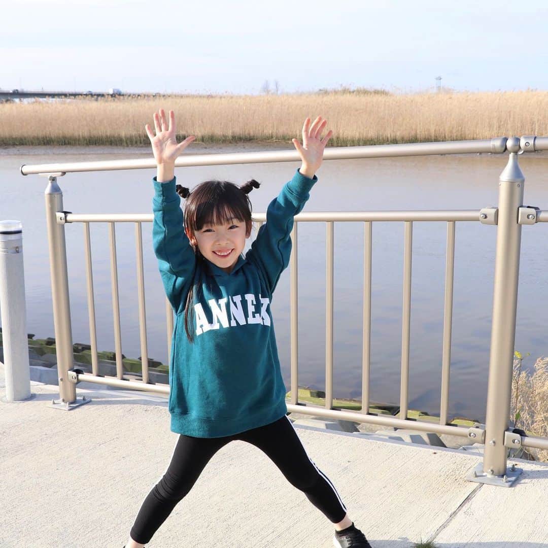 Akiさんのインスタグラム写真 - (AkiInstagram)「5/10 ・ GWの思い出👧🏻遅 ・ 笹かまぼこの手焼き体験をしてきました☺️ 自分で焼いたかまぼこの味ったらもう 格別☺️♡ ・ ・ 天気も良いし 一眼レフも持って行ったし📷 せっかくだからたくさん写真を撮ろうと思ったら この日の娘のお気に入りポーズが デューク更家で← ・ 撮った写真 ほとんどデューク更家😌 ・ ・ そして最近娘が あるドリンクを飲んでみたいと 毎日のように懇願してきてて🥤 ・ 👧🏻「サキちゃんさぁ、カピオカジュース飲んでみたい。」 ・ ・ いや、タピオカな 今まで飲ませてなくてごめんだけど タピオカな ・ モチモチが売りであるタピオカを カピカピ呼ばわりしたことについて 全タピオカに謝って← ・ ・ タピオカミルクティー買ってこよ🚶‍♀️ ・ ・ ・ ・ #かわまちてらす閖上#閖上#ゆりあげ港朝市#名取#宮城#笹かま」5月10日 18時07分 - mas_0504
