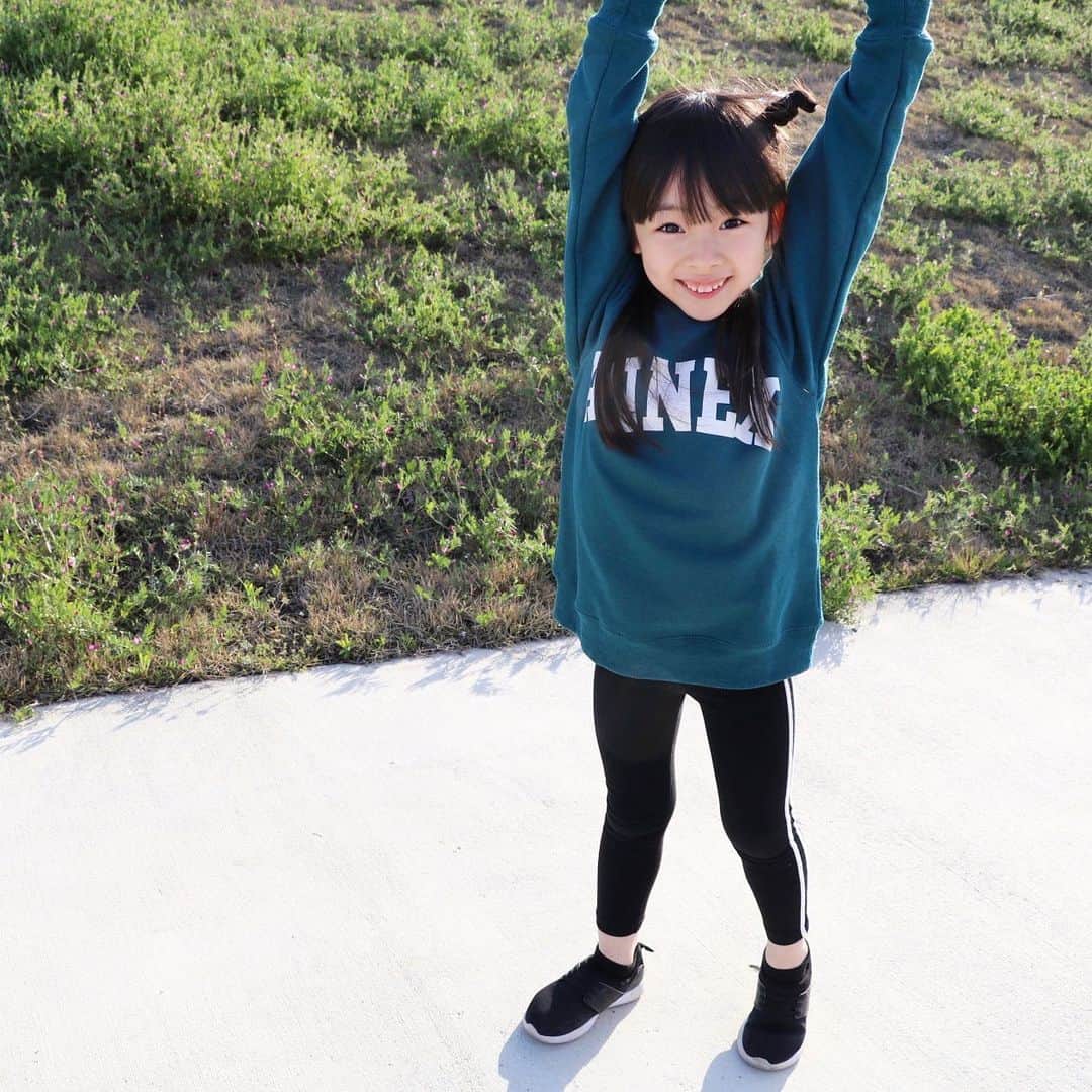 Akiさんのインスタグラム写真 - (AkiInstagram)「5/10 ・ GWの思い出👧🏻遅 ・ 笹かまぼこの手焼き体験をしてきました☺️ 自分で焼いたかまぼこの味ったらもう 格別☺️♡ ・ ・ 天気も良いし 一眼レフも持って行ったし📷 せっかくだからたくさん写真を撮ろうと思ったら この日の娘のお気に入りポーズが デューク更家で← ・ 撮った写真 ほとんどデューク更家😌 ・ ・ そして最近娘が あるドリンクを飲んでみたいと 毎日のように懇願してきてて🥤 ・ 👧🏻「サキちゃんさぁ、カピオカジュース飲んでみたい。」 ・ ・ いや、タピオカな 今まで飲ませてなくてごめんだけど タピオカな ・ モチモチが売りであるタピオカを カピカピ呼ばわりしたことについて 全タピオカに謝って← ・ ・ タピオカミルクティー買ってこよ🚶‍♀️ ・ ・ ・ ・ #かわまちてらす閖上#閖上#ゆりあげ港朝市#名取#宮城#笹かま」5月10日 18時07分 - mas_0504