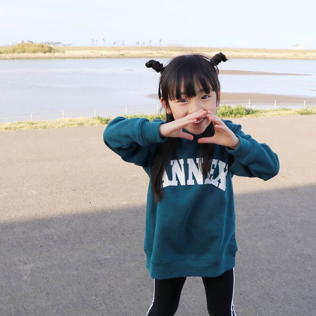 Akiさんのインスタグラム写真 - (AkiInstagram)「5/10 ・ GWの思い出👧🏻遅 ・ 笹かまぼこの手焼き体験をしてきました☺️ 自分で焼いたかまぼこの味ったらもう 格別☺️♡ ・ ・ 天気も良いし 一眼レフも持って行ったし📷 せっかくだからたくさん写真を撮ろうと思ったら この日の娘のお気に入りポーズが デューク更家で← ・ 撮った写真 ほとんどデューク更家😌 ・ ・ そして最近娘が あるドリンクを飲んでみたいと 毎日のように懇願してきてて🥤 ・ 👧🏻「サキちゃんさぁ、カピオカジュース飲んでみたい。」 ・ ・ いや、タピオカな 今まで飲ませてなくてごめんだけど タピオカな ・ モチモチが売りであるタピオカを カピカピ呼ばわりしたことについて 全タピオカに謝って← ・ ・ タピオカミルクティー買ってこよ🚶‍♀️ ・ ・ ・ ・ #かわまちてらす閖上#閖上#ゆりあげ港朝市#名取#宮城#笹かま」5月10日 18時07分 - mas_0504