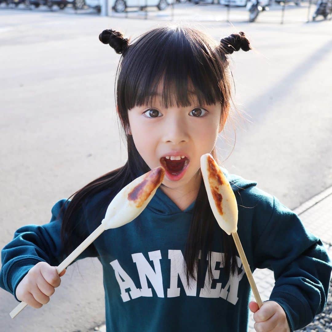 Akiさんのインスタグラム写真 - (AkiInstagram)「5/10 ・ GWの思い出👧🏻遅 ・ 笹かまぼこの手焼き体験をしてきました☺️ 自分で焼いたかまぼこの味ったらもう 格別☺️♡ ・ ・ 天気も良いし 一眼レフも持って行ったし📷 せっかくだからたくさん写真を撮ろうと思ったら この日の娘のお気に入りポーズが デューク更家で← ・ 撮った写真 ほとんどデューク更家😌 ・ ・ そして最近娘が あるドリンクを飲んでみたいと 毎日のように懇願してきてて🥤 ・ 👧🏻「サキちゃんさぁ、カピオカジュース飲んでみたい。」 ・ ・ いや、タピオカな 今まで飲ませてなくてごめんだけど タピオカな ・ モチモチが売りであるタピオカを カピカピ呼ばわりしたことについて 全タピオカに謝って← ・ ・ タピオカミルクティー買ってこよ🚶‍♀️ ・ ・ ・ ・ #かわまちてらす閖上#閖上#ゆりあげ港朝市#名取#宮城#笹かま」5月10日 18時07分 - mas_0504