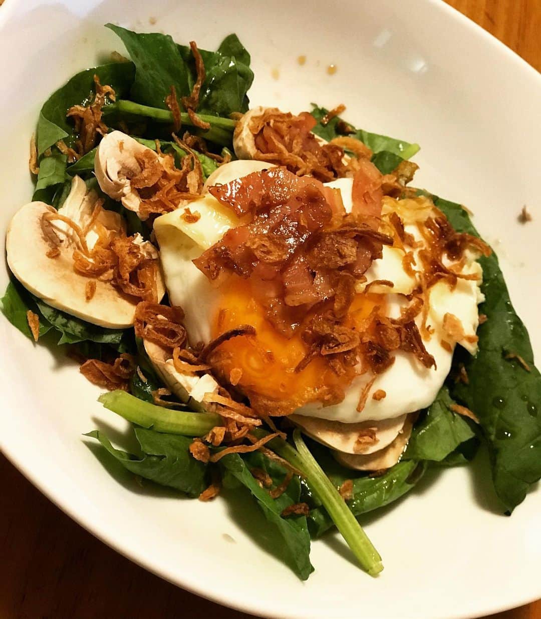 のインスタグラム：「美味しそうな仕上がりに😋 最近ハマってるほうれん草のサラダ🥗 マッシュルーム、フライドオニオン、ベーコン、目玉焼き🍳に自家製ドレッシング」