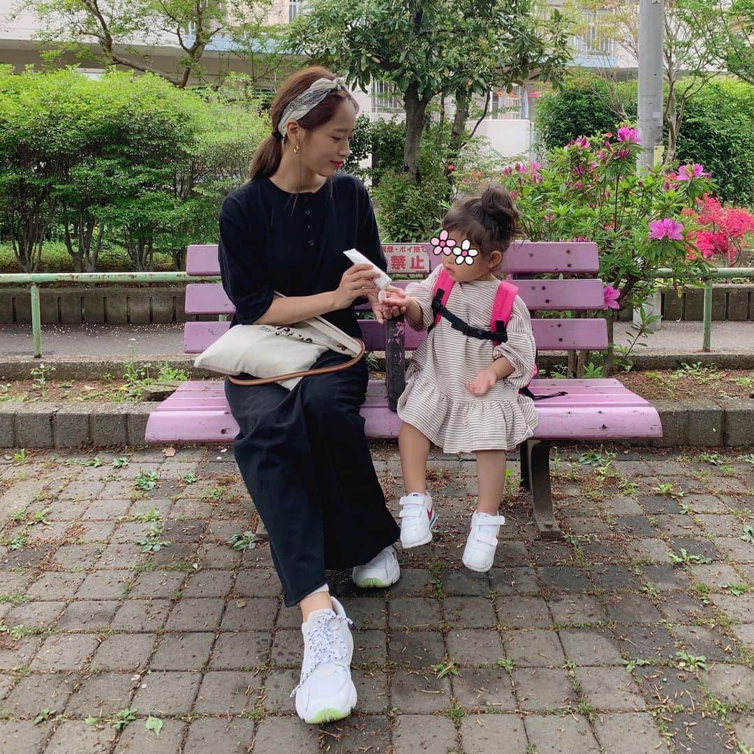 近藤千尋のインスタグラム：「学校の日以外は毎日公園🌿 娘さん自分で日焼け止めも塗るのです🤷‍♀ ママベビーのノンナノUVは、 ノンケミ、ノンナノで安心なのにSPF30🌞 🍋のパッケージかわいい☺️☺️☺️❤️ #香りも良くて虫除けスプレーもマスト #ノンナノ #ノンケミカル #日焼け止め #虫除けスプレー #MammaBaby #THETOPLAND」