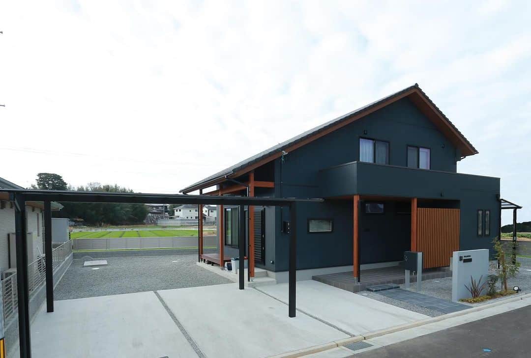 OKOCHI STYLE(香川県) さんのインスタグラム写真 - (OKOCHI STYLE(香川県) Instagram)「大河内工務店HP【フォトギャラリー】に、『小上がりの畳がある大屋根の家』施工事例を追加しました。 ブラックの外観に、合わせた玄関の格子戸に合わせ、木の格子で目隠ししたエントランス。 上品な、大人カッコいいデザインです。  小上がりの畳コーナーや収納の施工事例もupしましたので、家づくりをお考えの方は、ご参考にHPを覗いてみませんか？  大河内工務店の家づくりはこちらをご覧ください ーーーーーーーーー @okochi.komuten  ーーーーーーーーー  資料請求専用インスタ始めました！ 家づくりの資料請求はこちらから ーーーーーーーー @request_ok ーーーーーーーー  街角リゾート木きん堂倶楽部のインスタもご覧ください(カフェ&ギャラリー情報)🌟 ーーーーーーーーー @okochistyle.cafe  ーーーーーーーーー  #外観  #玄関  #エントランス  #無垢  #自然素材  #住宅 #木の家  #工務店  #建築 #設計  #自由設計  #注文住宅  #注文住宅新築  #新築  #一戸建て  #家  #家づくり  #家族  #マイホーム  #マイホーム計画  #住宅  #design #デザイン #ホーム #home  #洋風  #木きん堂  #香川県  #三豊市 #大河内工務店」5月10日 18時12分 - okochi.komuten