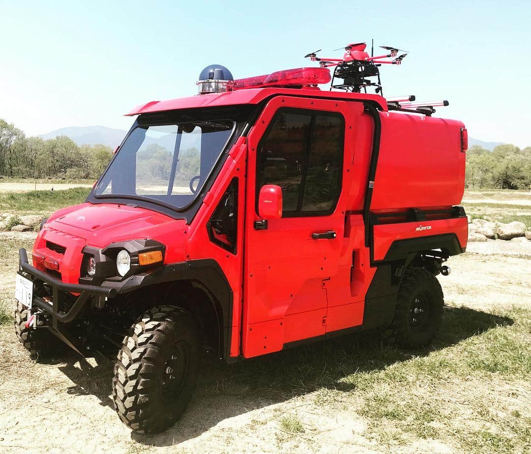 モリタさんのインスタグラム写真 - (モリタInstagram)「もうすぐ「 #母の日 」。赤いカーネーションを贈る方も多いのでは。  赤といえば、消防車も！ ということで、こちらは名前に「red」とつく消防車… 小型オフロード消防車 Red Ladybug。  火の用心で、よい週末を！ Watch out for fire and have a good weekend!  #消防車 #オフロード #redladybug #赤 #red #fireengine #firetruck #resque #一人でも多くのいのちを救いたい  #tosaveasmanylivesaspossible  #悪路 #走破 #機動性 #コンパクト #輸送力 #2018年度グッドデザイン賞受賞」5月10日 18時22分 - moritagroup