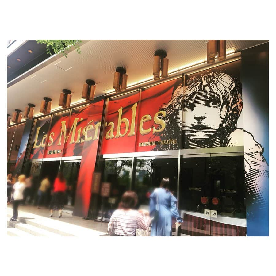 神志那結衣さんのインスタグラム写真 - (神志那結衣Instagram)「初。Les Misérables 歌と楽器と演技が合わさるとこんなにも凄まじいパワーになるのかと感動しました。 キャストさん方の歌声が耳を通り、心臓に響き、感動し、涙が自然と流れていて… 一度だけでは物足らない… 何度も観たい作品です  初めて、梅田さんと一緒に観劇。 とってもとってもとっても、優しく素敵な方でした😭 なんといっても、とても良い匂いがした…☺️🌼🌸 #レミゼラブル #レミゼ #帝国劇場 #ミュージカル #梅田彩佳 さん」5月10日 18時15分 - jiina27