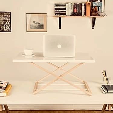 ecomfort（エコンフォート）さんのインスタグラム写真 - (ecomfort（エコンフォート）Instagram)「,﻿ ecomfortHouseコンシェルジュ﻿ 昨日のこと日記﻿ ﻿ 健康に良い習慣をつくる！の巻﻿ ﻿ 季節が進んでまいりましたね。﻿ まだちょっと早いけれど、﻿ 薄着の季節に備えるべく﻿ 社内で﻿ ダイエットに励む会が結成されました。﻿ ﻿ ・毎日、腹筋100回、腕立て伏せ100回、スクワット100回。﻿ ・夕食を抜く。﻿ ・デトックスハーブティーをのむ。﻿ ・アプリでカロリー管理。﻿ ・夜5キロのランニングをする。﻿ などなど。。。﻿ ﻿ おはなしを聞いていたら、﻿ 私もなにかやってみよう！﻿ と、仲間入りさせていただき﻿ 早朝のウォーキングを習慣化することに。﻿ さっそくはじめてみると、きもちがよいものですね。﻿ ﻿ さて、じつは、﻿ ecomfortHouseには﻿ 健康に良い習慣をつくるお手伝いができるアイテムがあるんです。﻿ それは、FREEDESK（フリーデスク）です！﻿ ﻿ じつは﻿ 座りすぎが寿命を縮める﻿ ってご存知ですか？﻿ このデスクは昇降式のデスクでして﻿ 気軽に・手軽に﻿ スタンディングワークができるので﻿ 座りすぎを防止することができてしまうんです。﻿ ﻿ こうゆうのほしかったの！！﻿ と喜ばれるお客様が多くて、﻿ お店でご紹介できることがうれしいです。﻿ ﻿ お仕事の忙しい・デスクワーカーのみなさまへ﻿ お届けしたいFREEDESKを﻿ ぜひ見にいらしてください。﻿ ﻿ ﻿ 飯島　真弓﻿ ﻿ ﻿ #ecomfortHouse﻿ #今日の買い物が未来を変える﻿ #表参道﻿ #ダイエット﻿ #デトックスハーブティー﻿ #ランニング﻿ #FREEDESK﻿ #スタンデイングワーク」5月10日 18時23分 - ecomfort_eoct