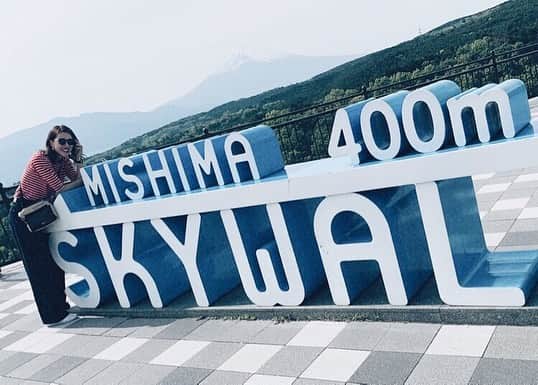 野村明日香のインスタグラム：「* 三島に参上✌︎✌︎ 後ろの富士山雲なかったらもっと綺麗に見れたかな🤔 #２枚目のゆきのジャンプいつのまに #４枚目の髪が楽しいを表してる #三島 #静岡 #箱根旅行 #プチ旅行 #ドライブ旅行 #ドライブ #スカイウォーク #三島スカイウォーク」