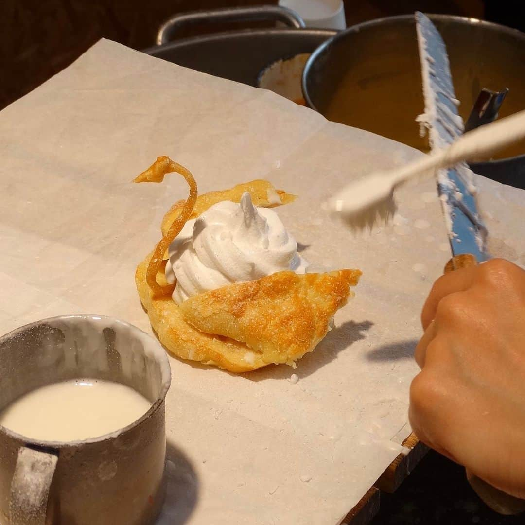 元祖食品サンプル屋さんのインスタグラム写真 - (元祖食品サンプル屋Instagram)「「シュークリーム」の食品サンプル製作体験 ・ 合羽橋店にて不定期で実施される製作体験のスペシャルデー。 ・ 通常の食品サンプル製作体験よりさらに本格的な体験できる特別メニューです。 ・ 4月のスペシャルデーでは3種のシュークリームと紅茶のセットを製作しました。 ・ 当日の様子は、元祖食品サンプル屋公式WEBサイトのブログページをご覧ください。 ・ ・ #元祖食品サンプル屋 #食品サンプル #スカイツリー #東京ソラマチ #合羽橋 #横浜赤レンガ倉庫 #浅草 #日本製 #てづくり #紅茶 #シュークリーム #エクレア #体験 #体験教室 #ワークショップ #gansoshokuhinsampleya #replicafood #fakefood #MADEINJAPAN #handmade #tokyo #Japan #redbrickwarehouse #solamachi #skytree #artfood #craftsman #traveljapan #kappabashi」5月10日 18時31分 - ganso_sample