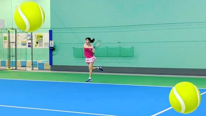 のインスタグラム：「🎾練習動画🎾﻿﻿﻿ ﻿﻿ 成長していく姿を﻿﻿﻿ みなさんにもみてほしいと思い﻿﻿ 動画アップしました☺️﻿﻿﻿ ﻿﻿﻿ 一年ちょっと前からはじめたテニス🙂﻿﻿﻿ こんなにハマるなんて…﻿﻿﻿ こんなに大好きになるなんて﻿﻿﻿ 思ってもみませんでした😂﻿﻿﻿ ﻿﻿﻿ 出会えてよかったーー！！！﻿﻿﻿ ﻿﻿﻿ 周りの人に比べたら﻿﻿﻿ はじめたばかりだけど﻿﻿﻿ いくつになっても、﻿﻿﻿ ずっとやっていたいなぁと思います❤️﻿﻿﻿ ﻿﻿﻿ 欲を言えば #テニス部 に入りたかった…﻿﻿﻿ #テニスサークル でも！！😭﻿﻿﻿ ﻿﻿ #テニス #テニス女子  #日々練習 #テニス好き﻿﻿ #うまくなりたい #強くなりたい #tennisgirl ﻿﻿﻿ #エレッセ #ellesse #ヨネックス #yonex #asicstennis #ちなみテニス﻿ #テニスウェア ﻿ #アナウンサー #セントフォース #川又智菜美﻿ #ノアインドアステージ」