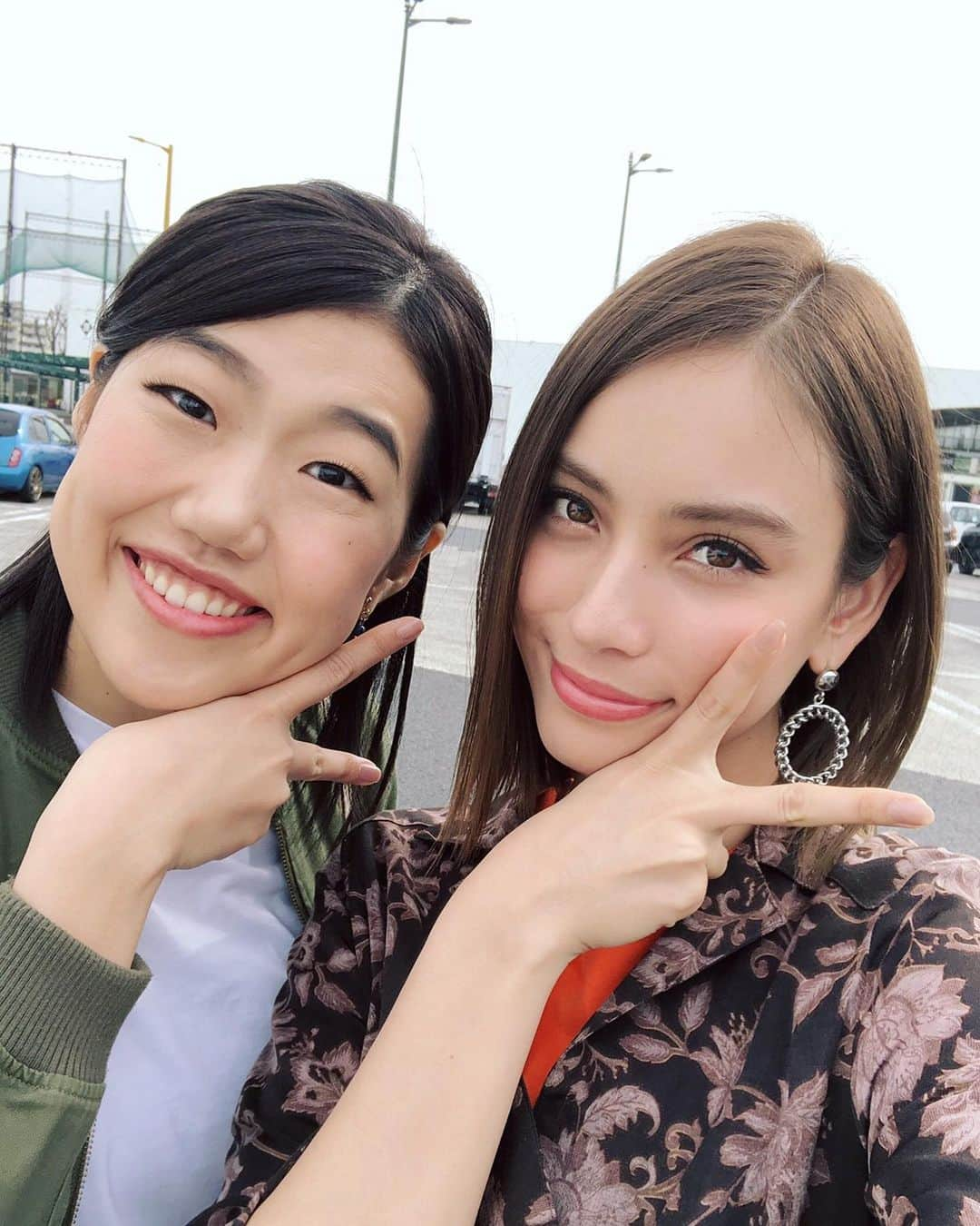 滝沢カレンさんのインスタグラム写真 - (滝沢カレンInstagram)「みなさん、こんにちは🥰💕💕 本日は嬉しい嬉しい金曜日です❤️✨✨ もう楽しんでいるんですか❓🥳🌸 お好きにお過ごし下さいとは言って頂きたいのですが、そうはいきません😙😌😉💕✨❤️ 今日は私の大好きな番組である日本テレビさんにての「沸騰ワード10」にあの大型親友なりたいナンバー1であるみんな大好き横澤夏子さんとの大切な映像が流れます😉💓💫❣️❣️ 横澤さんの熱々熱弁が聞きたい方は絶対見て欲しいです😍🌸💫🌹🌟✨⭐️⭐️ 私の些細な運転姿も見れますがなんの意味もないくらい横澤さんがすっ飛ばしてくれてます🌈☺️💓💕✨✨ 今回はこれが1日なんて決めた夕日の下りの速さを恨みたくなるほど、バイバイが悲しかった日でしたが、そんなくよくよしたこと言いたくないので張り切ってバイバイと言いました😅❤️👋🏻 横澤さんの背中姿忘れません👋🏻😌 本当に横澤さんは相変わらず私を苦しくさせる女です😂💕💕😊 笑いすぎて呼吸も気管支もあったもんじゃないです😣😆😁 こんな笑わせてくる限界をしらない気道が全てふさがります😓✨苦しくて仕方ありません😅💓 でも苦しさを乗り越えてでも一緒にいたい理由は、私を誰よりもワクワクドキドキな終わりのないジェットコースターに毎回乗せてくれて、しっかり急落下まで楽しませてくれる横澤さんの遊園地があるからです😌😍💫🥰💓💓 どんな場所よりも楽しませてくれるのが、横澤さんの前か横か後ろの場所です😙🌟❣️ 皆様にも味わってほしい世界があります🌈☺️ 是非横澤さんに会ったらよろしくお願いします🙇🏼‍♀️🌹 最高な横澤夏子さんをお見せするとお約束します🥳⭐️本日19:00〜日本テレビさんのチャンネルの前に必ず来てください😊💓📺 さようなら🥳🌈 #横澤夏子さんと同じ時代に生まれたことに #感謝しかないんだ #こんなに私の生きる時代を彩り尽くす人間なかなかいない #ついにこの前横澤さんは住所を聞いてきたが #何をするつもりかは怖くて聞けない #でも信頼してるんだ #だけど先はもっと長くあってほしい #もっともっと信頼できてからだって #何にもおそくない #それが人生楽しむということだ」5月10日 18時26分 - takizawakarenofficial