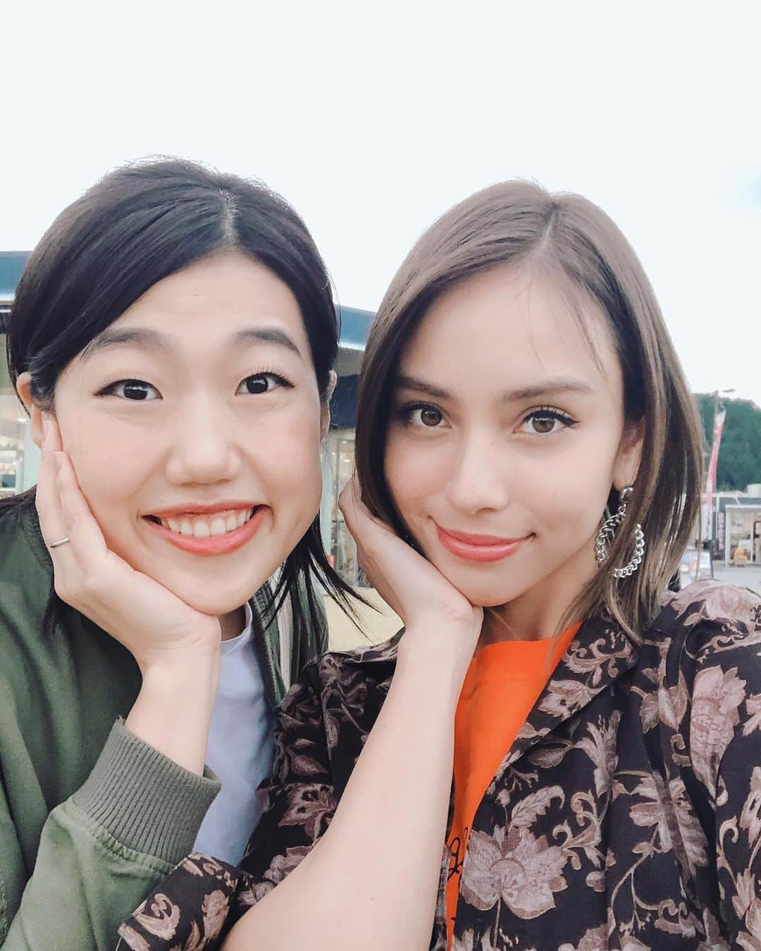 滝沢カレンさんのインスタグラム写真 - (滝沢カレンInstagram)「みなさん、こんにちは🥰💕💕 本日は嬉しい嬉しい金曜日です❤️✨✨ もう楽しんでいるんですか❓🥳🌸 お好きにお過ごし下さいとは言って頂きたいのですが、そうはいきません😙😌😉💕✨❤️ 今日は私の大好きな番組である日本テレビさんにての「沸騰ワード10」にあの大型親友なりたいナンバー1であるみんな大好き横澤夏子さんとの大切な映像が流れます😉💓💫❣️❣️ 横澤さんの熱々熱弁が聞きたい方は絶対見て欲しいです😍🌸💫🌹🌟✨⭐️⭐️ 私の些細な運転姿も見れますがなんの意味もないくらい横澤さんがすっ飛ばしてくれてます🌈☺️💓💕✨✨ 今回はこれが1日なんて決めた夕日の下りの速さを恨みたくなるほど、バイバイが悲しかった日でしたが、そんなくよくよしたこと言いたくないので張り切ってバイバイと言いました😅❤️👋🏻 横澤さんの背中姿忘れません👋🏻😌 本当に横澤さんは相変わらず私を苦しくさせる女です😂💕💕😊 笑いすぎて呼吸も気管支もあったもんじゃないです😣😆😁 こんな笑わせてくる限界をしらない気道が全てふさがります😓✨苦しくて仕方ありません😅💓 でも苦しさを乗り越えてでも一緒にいたい理由は、私を誰よりもワクワクドキドキな終わりのないジェットコースターに毎回乗せてくれて、しっかり急落下まで楽しませてくれる横澤さんの遊園地があるからです😌😍💫🥰💓💓 どんな場所よりも楽しませてくれるのが、横澤さんの前か横か後ろの場所です😙🌟❣️ 皆様にも味わってほしい世界があります🌈☺️ 是非横澤さんに会ったらよろしくお願いします🙇🏼‍♀️🌹 最高な横澤夏子さんをお見せするとお約束します🥳⭐️本日19:00〜日本テレビさんのチャンネルの前に必ず来てください😊💓📺 さようなら🥳🌈 #横澤夏子さんと同じ時代に生まれたことに #感謝しかないんだ #こんなに私の生きる時代を彩り尽くす人間なかなかいない #ついにこの前横澤さんは住所を聞いてきたが #何をするつもりかは怖くて聞けない #でも信頼してるんだ #だけど先はもっと長くあってほしい #もっともっと信頼できてからだって #何にもおそくない #それが人生楽しむということだ」5月10日 18時26分 - takizawakarenofficial